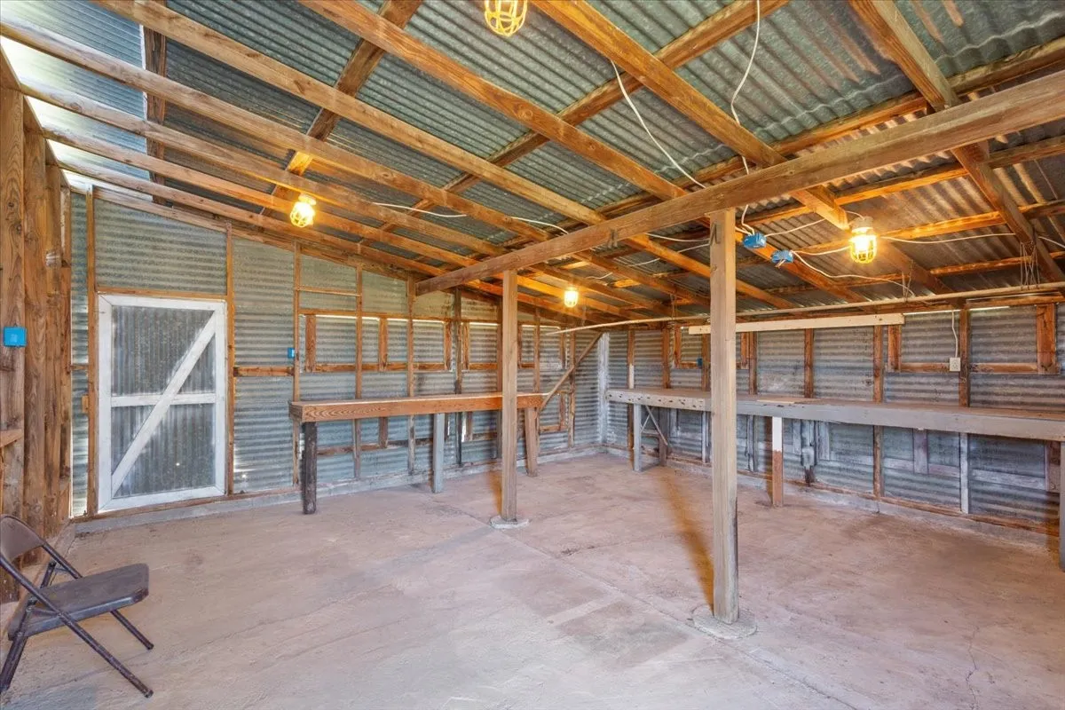 Workshop/barn with electricity
