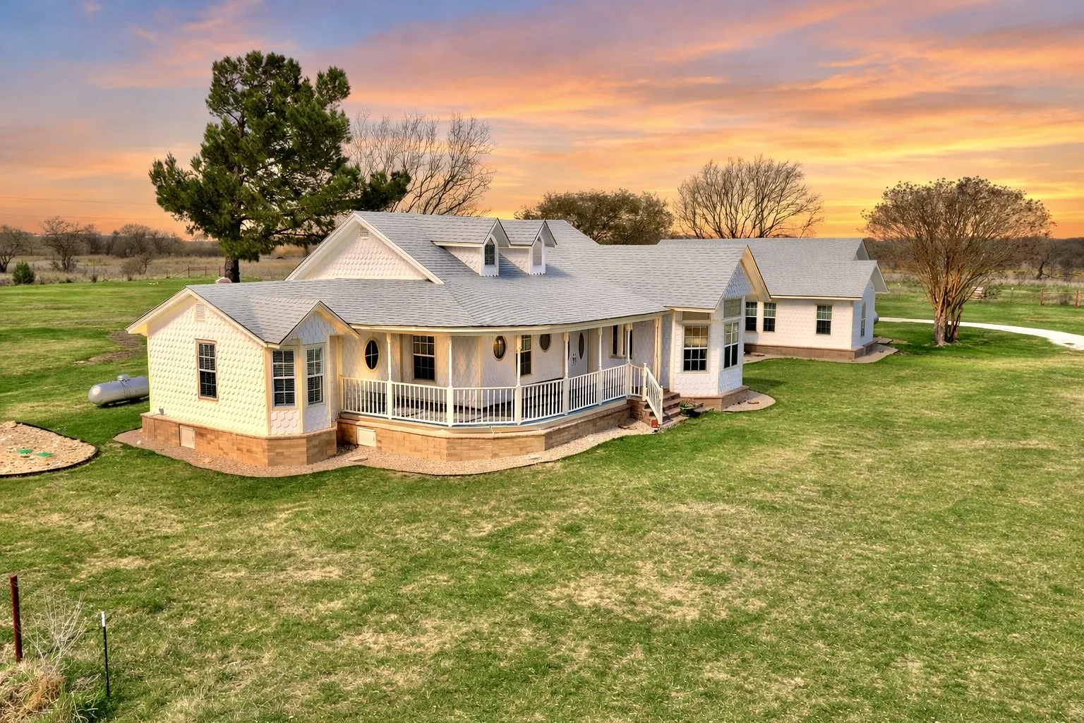 Single Family Residence For Sale in Bosque County , 596 County Road 3425, Clifton, Texas 76634, 5 Bedroom, 4 Bathroom, Garage spaces, 3,613 Sqft, built in 1945, mls#21024507, Real Estate Agent in Clifton, Homes For Sale in Bosque county, Homes For Sale in Clifton, Realtor in Clifton Texas, Real Estate Brokerage Independent Realty Texas, Luminita Cordes Realtor