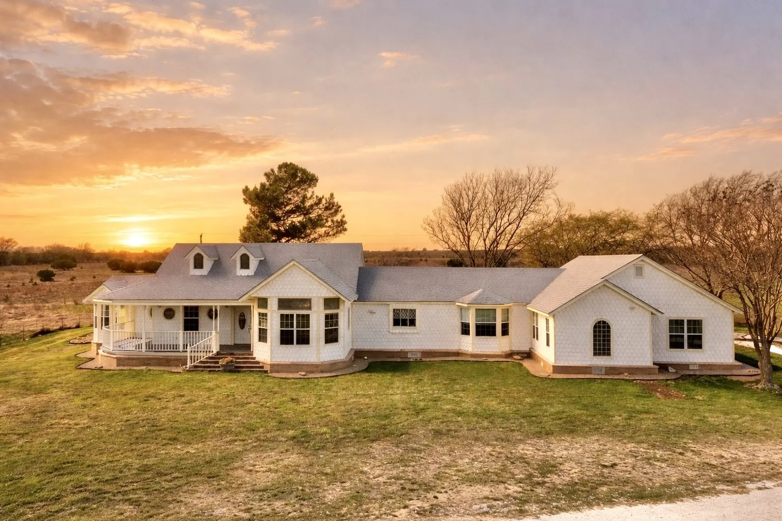 Single Family Residence For Sale in Bosque County , 596 County Road 3425, Clifton, Texas 76634, 5 Bedroom, 4 Bathroom, Garage spaces, 3,613 Sqft, built in 1945, mls#21024507, Real Estate Agent in Clifton, Homes For Sale in Bosque county, Homes For Sale in Clifton, Realtor in Clifton Texas, Real Estate Brokerage Independent Realty Texas, Luminita Cordes Realtor