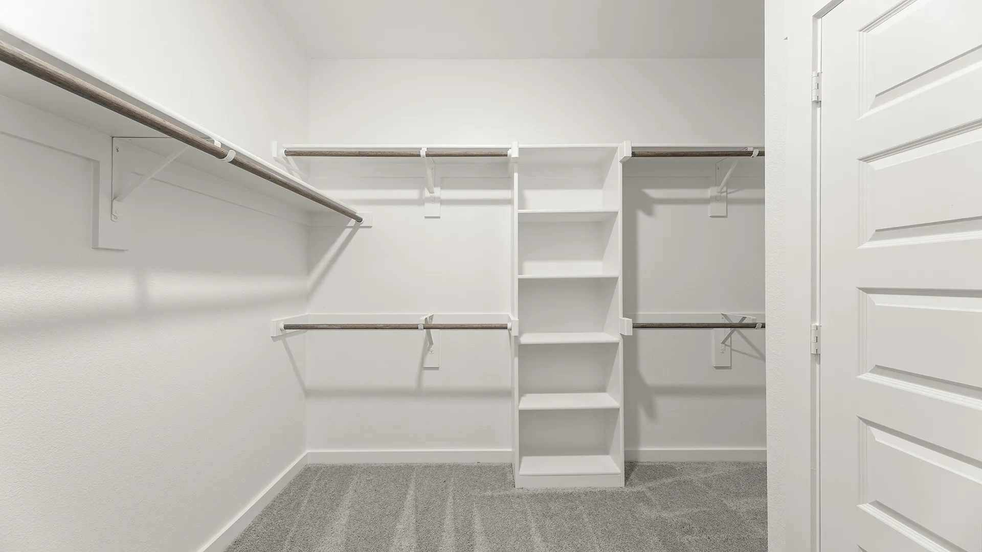 16_17. 1335 Burgess - Closet