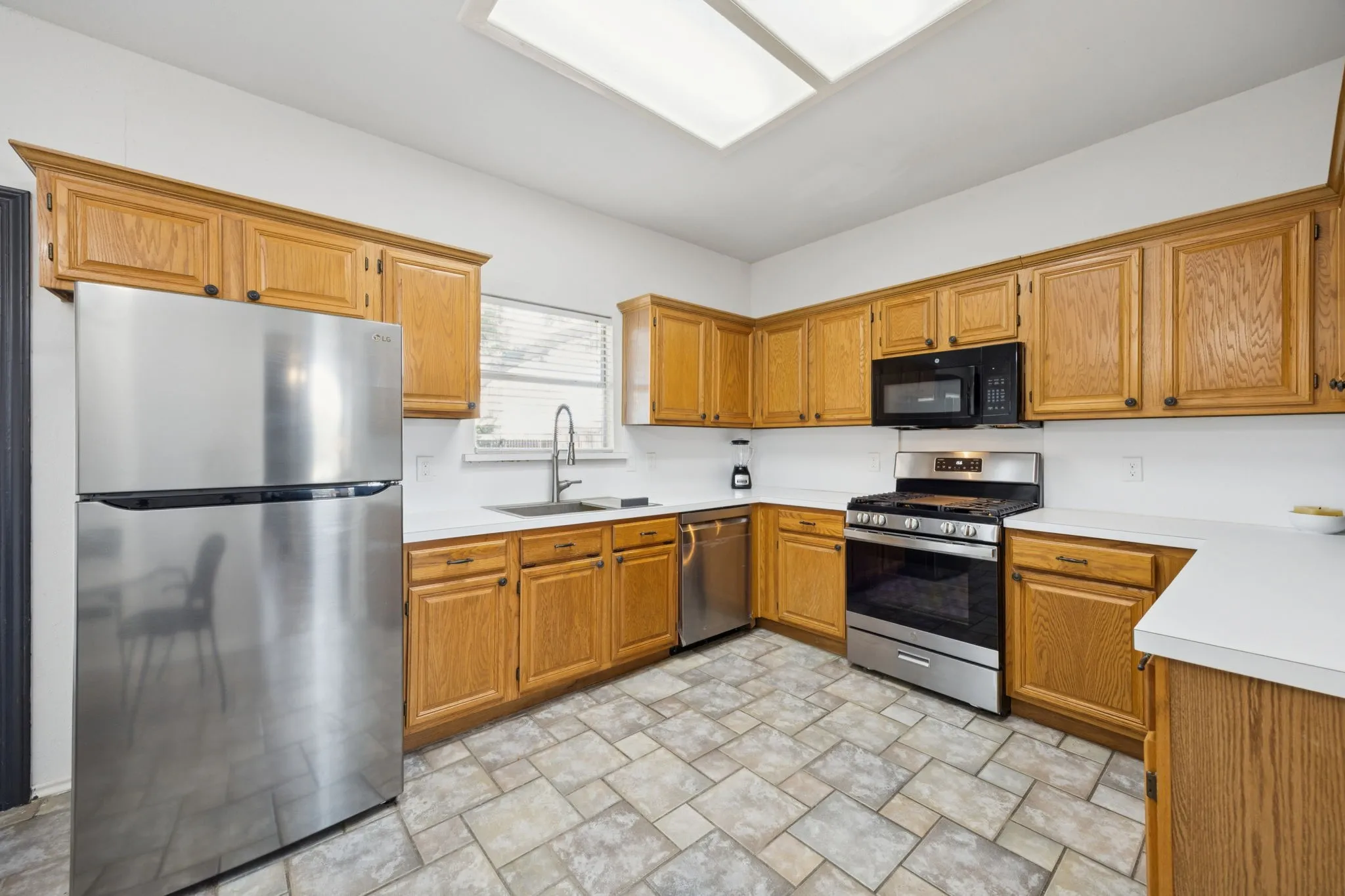 Single Family Residence For Rent in Denton County , 1823 Dew Valley Drive, Carrollton, Texas 75010, 3 Bedroom, 2 Bathroom, 2 Garage spaces, 1,530 Sqft, built in 1988, mls#21022951, Real Estate Agent in Carrollton, Homes For Rent in Denton county, Homes For Rent in Carrollton, Realtor in Carrollton Texas, Real Estate Brokerage Independent Realty Texas, Luminita Cordes Realtor