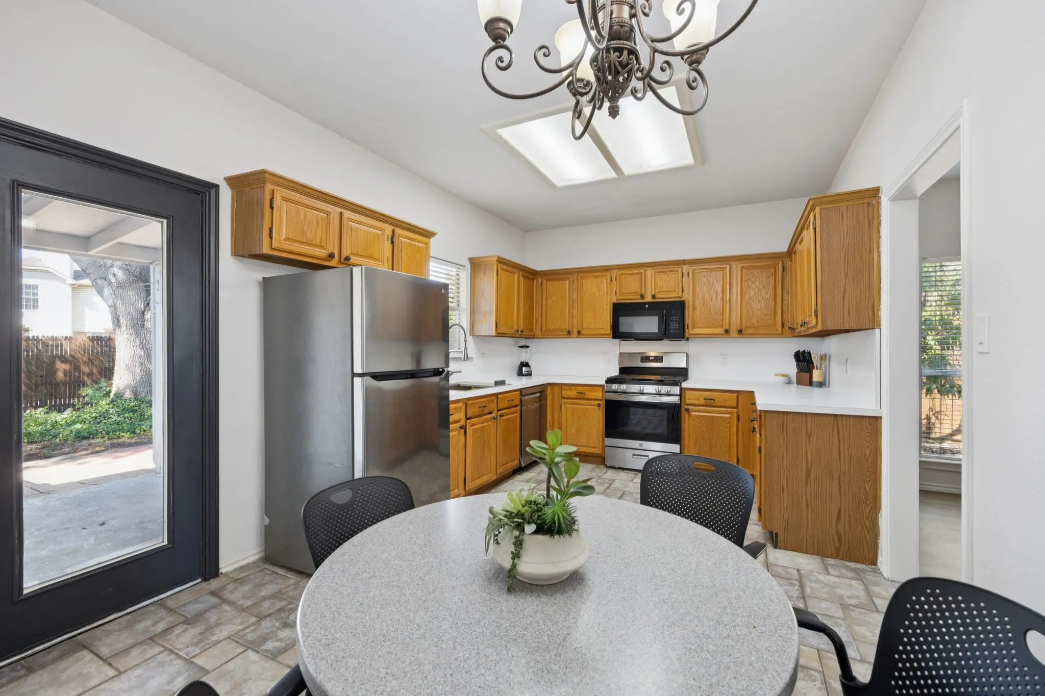 Single Family Residence For Rent in Denton County , 1823 Dew Valley Drive, Carrollton, Texas 75010, 3 Bedroom, 2 Bathroom, 2 Garage spaces, 1,530 Sqft, built in 1988, mls#21022951, Real Estate Agent in Carrollton, Homes For Rent in Denton county, Homes For Rent in Carrollton, Realtor in Carrollton Texas, Real Estate Brokerage Independent Realty Texas, Luminita Cordes Realtor