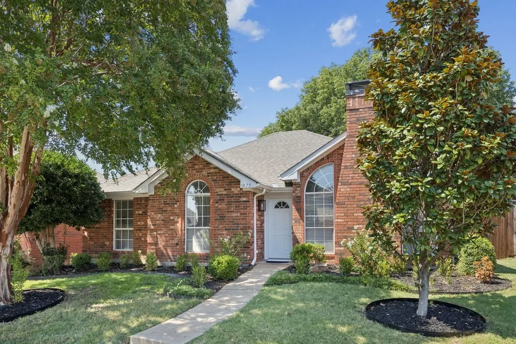 Single Family Residence For Rent in Denton County , 1823 Dew Valley Drive, Carrollton, Texas 75010, 3 Bedroom, 2 Bathroom, 2 Garage spaces, 1,530 Sqft, built in 1988, mls#21022951, Real Estate Agent in Carrollton, Homes For Rent in Denton county, Homes For Rent in Carrollton, Realtor in Carrollton Texas, Real Estate Brokerage Independent Realty Texas, Luminita Cordes Realtor
