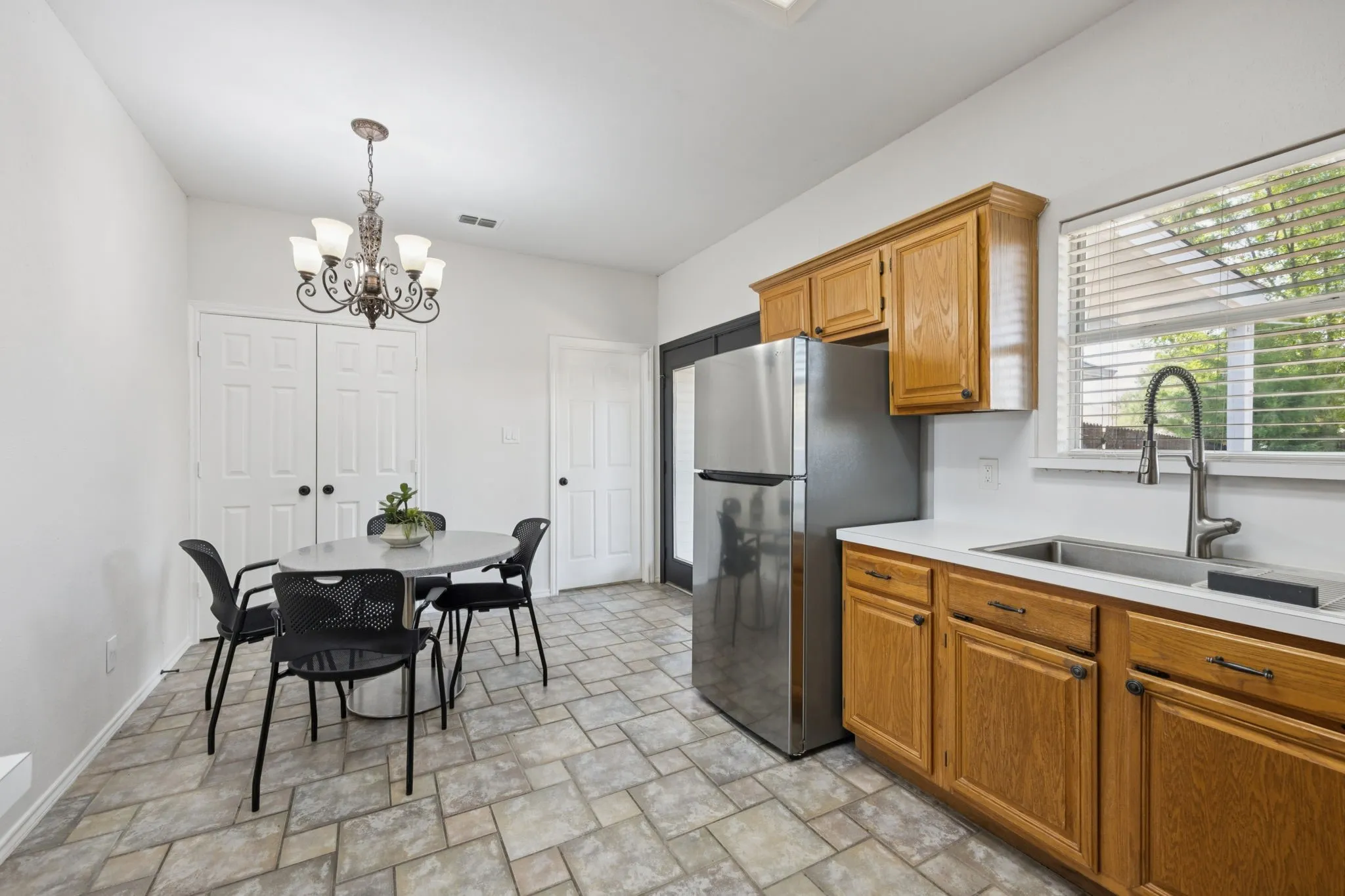 Single Family Residence For Rent in Denton County , 1823 Dew Valley Drive, Carrollton, Texas 75010, 3 Bedroom, 2 Bathroom, 2 Garage spaces, 1,530 Sqft, built in 1988, mls#21022951, Real Estate Agent in Carrollton, Homes For Rent in Denton county, Homes For Rent in Carrollton, Realtor in Carrollton Texas, Real Estate Brokerage Independent Realty Texas, Luminita Cordes Realtor
