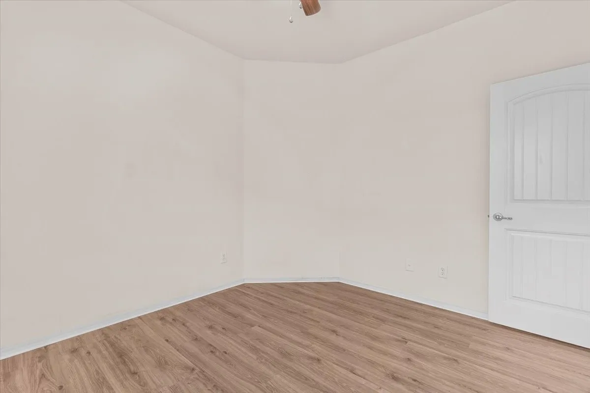 Unfurnished room featuring light wood-style flooring and a ceiling fan