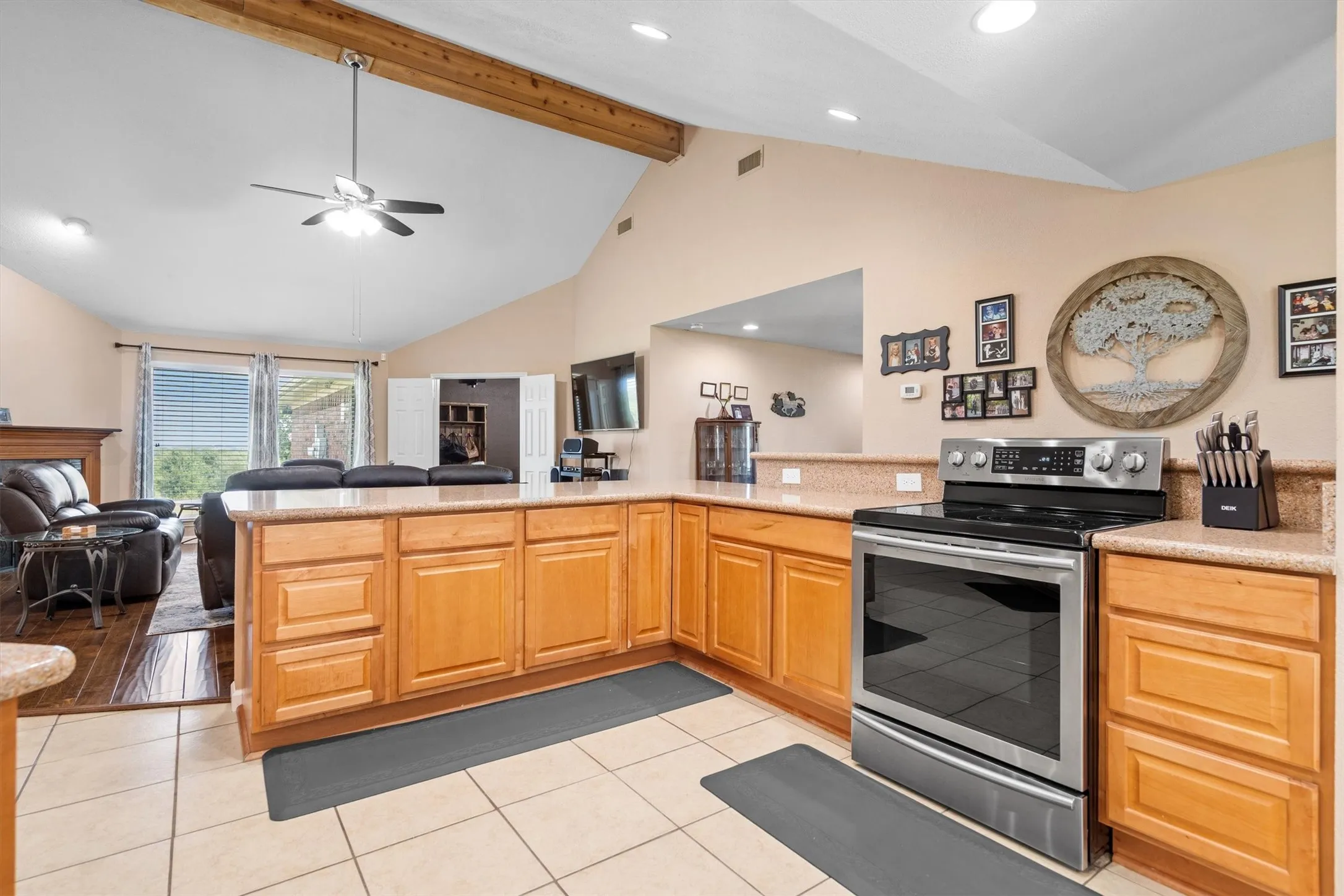 Single Family Residence For Sale in Collin County , 3800 County Road 660, Farmersville, Texas 75442, 2 Bedroom, 2 Bathroom, 2 Garage spaces, 2,308 Sqft, built in 1985, Preowned, mls#21023928, Real Estate Agent in Farmersville, Homes For Sale in Collin county, Homes For Sale in Farmersville, Realtor in Farmersville Texas, Real Estate Brokerage Independent Realty Texas, Luminita Cordes Realtor