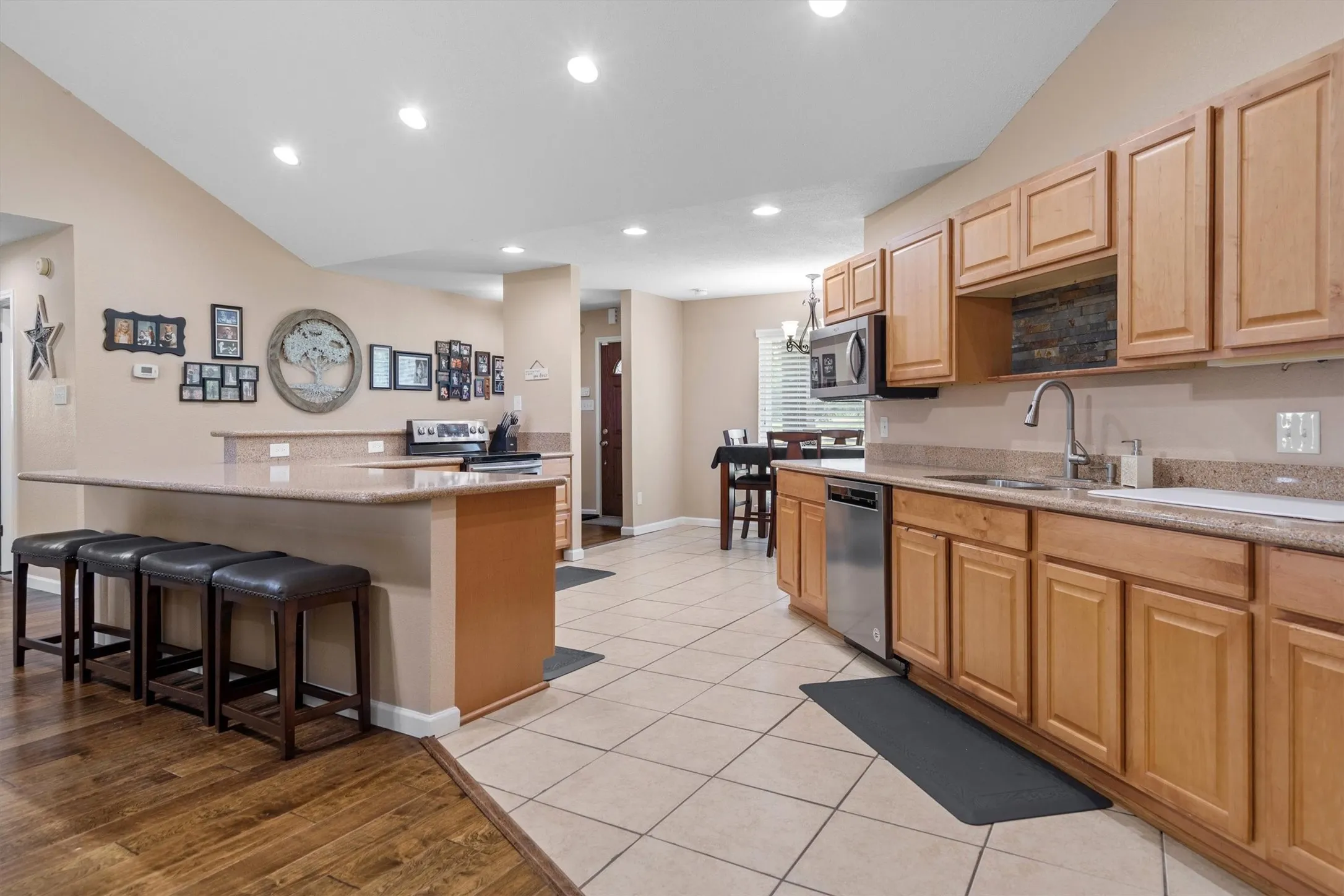 Single Family Residence For Sale in Collin County , 3800 County Road 660, Farmersville, Texas 75442, 2 Bedroom, 2 Bathroom, 2 Garage spaces, 2,308 Sqft, built in 1985, Preowned, mls#21023928, Real Estate Agent in Farmersville, Homes For Sale in Collin county, Homes For Sale in Farmersville, Realtor in Farmersville Texas, Real Estate Brokerage Independent Realty Texas, Luminita Cordes Realtor