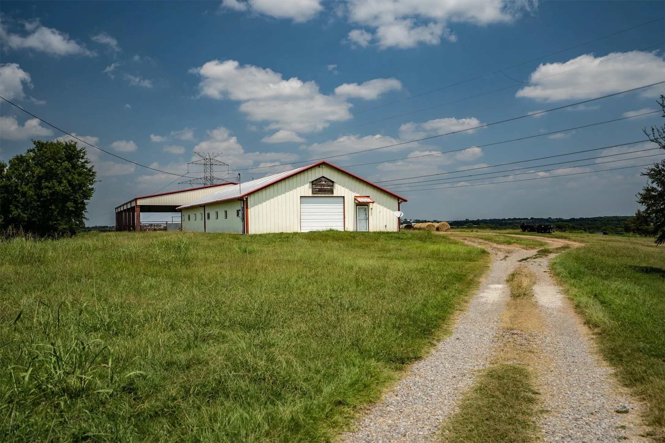 Single Family Residence For Sale in Collin County , 3800 County Road 660, Farmersville, Texas 75442, 2 Bedroom, 2 Bathroom, 2 Garage spaces, 2,308 Sqft, built in 1985, Preowned, mls#21023928, Real Estate Agent in Farmersville, Homes For Sale in Collin county, Homes For Sale in Farmersville, Realtor in Farmersville Texas, Real Estate Brokerage Independent Realty Texas, Luminita Cordes Realtor