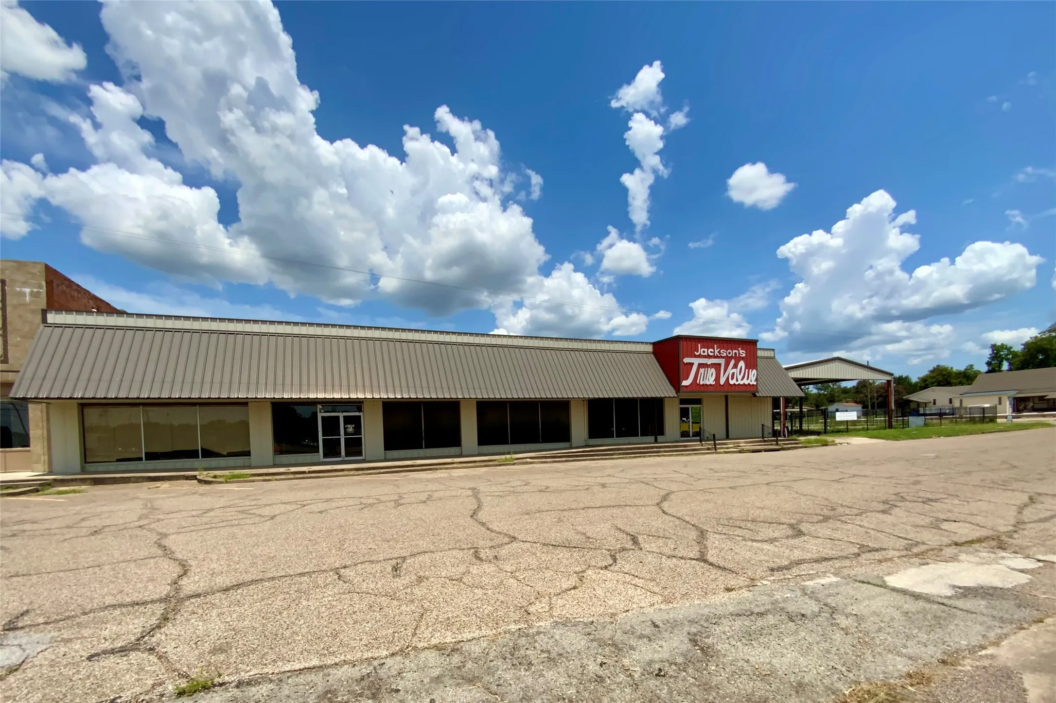 Retail For Sale in Limestone County , 405 E Commerce Street, Mexia, Texas 76667, 0, 0, Garage spaces, 22,875 Sqft, built in 1944, Preowned, Price $425,000, mls#21010111, Real Estate Agent in Mexia, Homes For Sale in Limestone county, Homes For Sale in Mexia, Realtor in Mexia Texas, Real Estate Brokerage Independent Realty Texas, Luminita Cordes Realtor