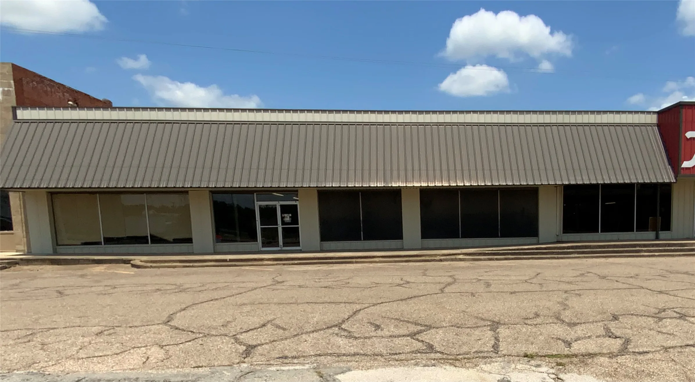 Retail For Sale in Limestone County , 405 E Commerce Street, Mexia, Texas 76667, 0, 0, Garage spaces, 22,875 Sqft, built in 1944, Preowned, Price $425,000, mls#21010111, Real Estate Agent in Mexia, Homes For Sale in Limestone county, Homes For Sale in Mexia, Realtor in Mexia Texas, Real Estate Brokerage Independent Realty Texas, Luminita Cordes Realtor