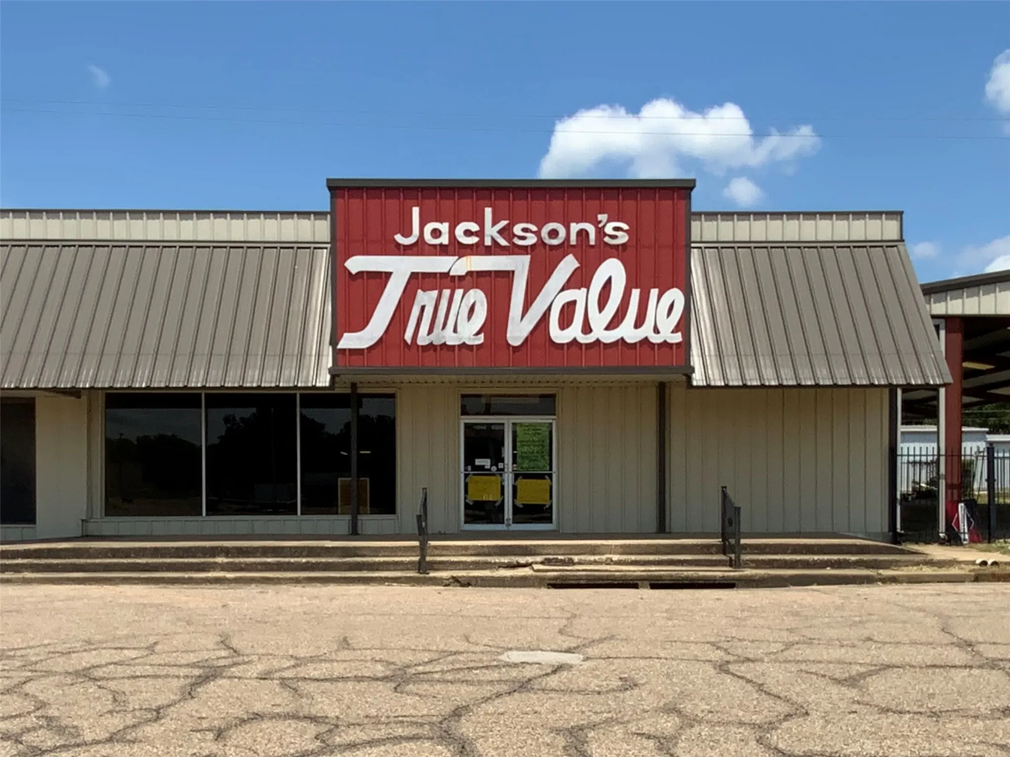Retail For Sale in Limestone County , 405 E Commerce Street, Mexia, Texas 76667, 0, 0, Garage spaces, 22,875 Sqft, built in 1944, Preowned, Price $425,000, mls#21010111, Real Estate Agent in Mexia, Homes For Sale in Limestone county, Homes For Sale in Mexia, Realtor in Mexia Texas, Real Estate Brokerage Independent Realty Texas, Luminita Cordes Realtor