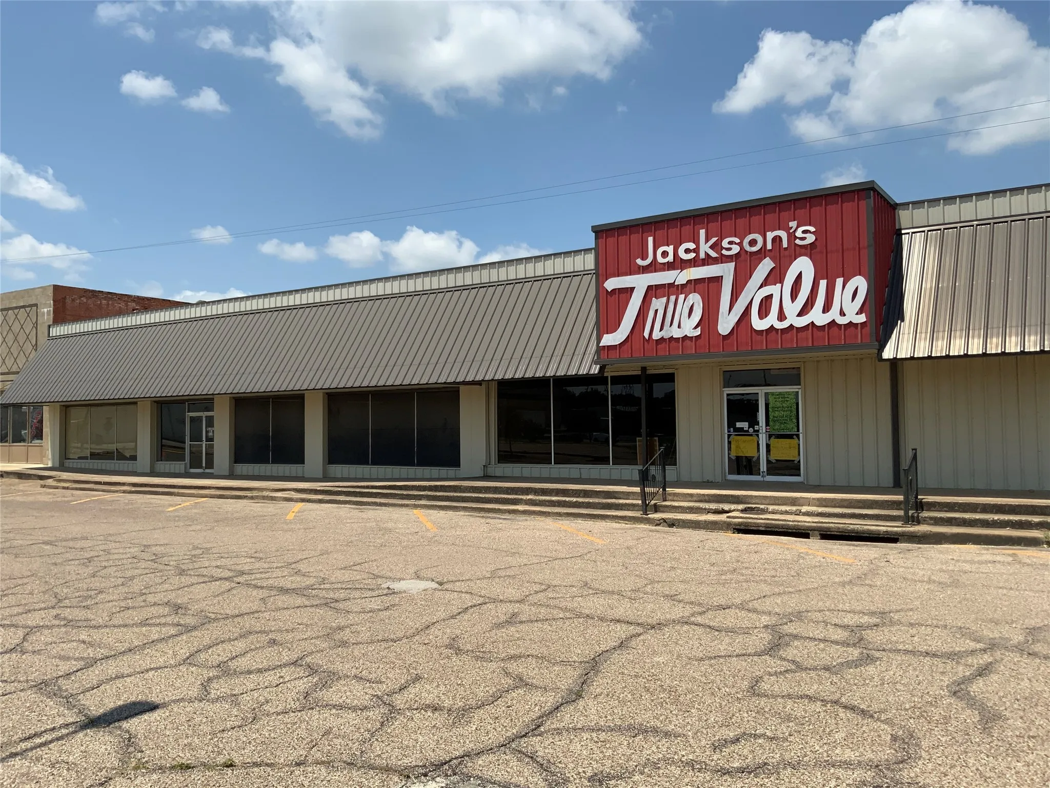 Retail For Sale in Limestone County , 405 E Commerce Street, Mexia, Texas 76667, 0, 0, Garage spaces, 22,875 Sqft, built in 1944, Preowned, Price $425,000, mls#21010111, Real Estate Agent in Mexia, Homes For Sale in Limestone county, Homes For Sale in Mexia, Realtor in Mexia Texas, Real Estate Brokerage Independent Realty Texas, Luminita Cordes Realtor