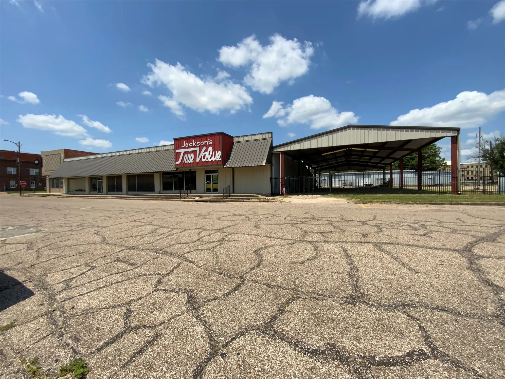 Retail For Sale in Limestone County , 405 E Commerce Street, Mexia, Texas 76667, 0, 0, Garage spaces, 22,875 Sqft, built in 1944, Preowned, Price $425,000, mls#21010111, Real Estate Agent in Mexia, Homes For Sale in Limestone county, Homes For Sale in Mexia, Realtor in Mexia Texas, Real Estate Brokerage Independent Realty Texas, Luminita Cordes Realtor