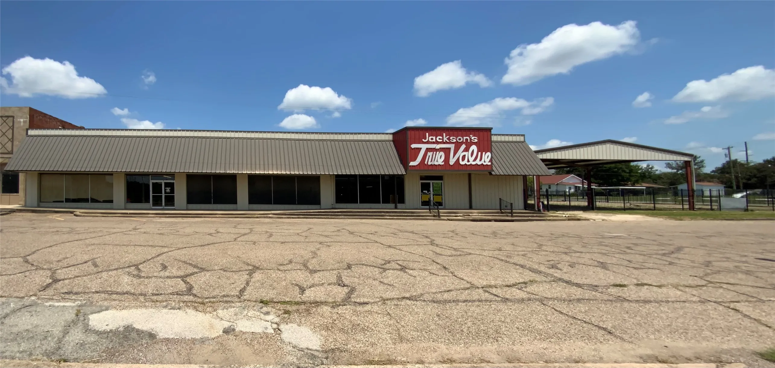 Retail For Sale in Limestone County , 405 E Commerce Street, Mexia, Texas 76667, 0, 0, Garage spaces, 22,875 Sqft, built in 1944, Preowned, Price $425,000, mls#21010111, Real Estate Agent in Mexia, Homes For Sale in Limestone county, Homes For Sale in Mexia, Realtor in Mexia Texas, Real Estate Brokerage Independent Realty Texas, Luminita Cordes Realtor
