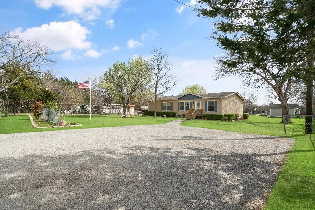 View of front facade featuring driveway