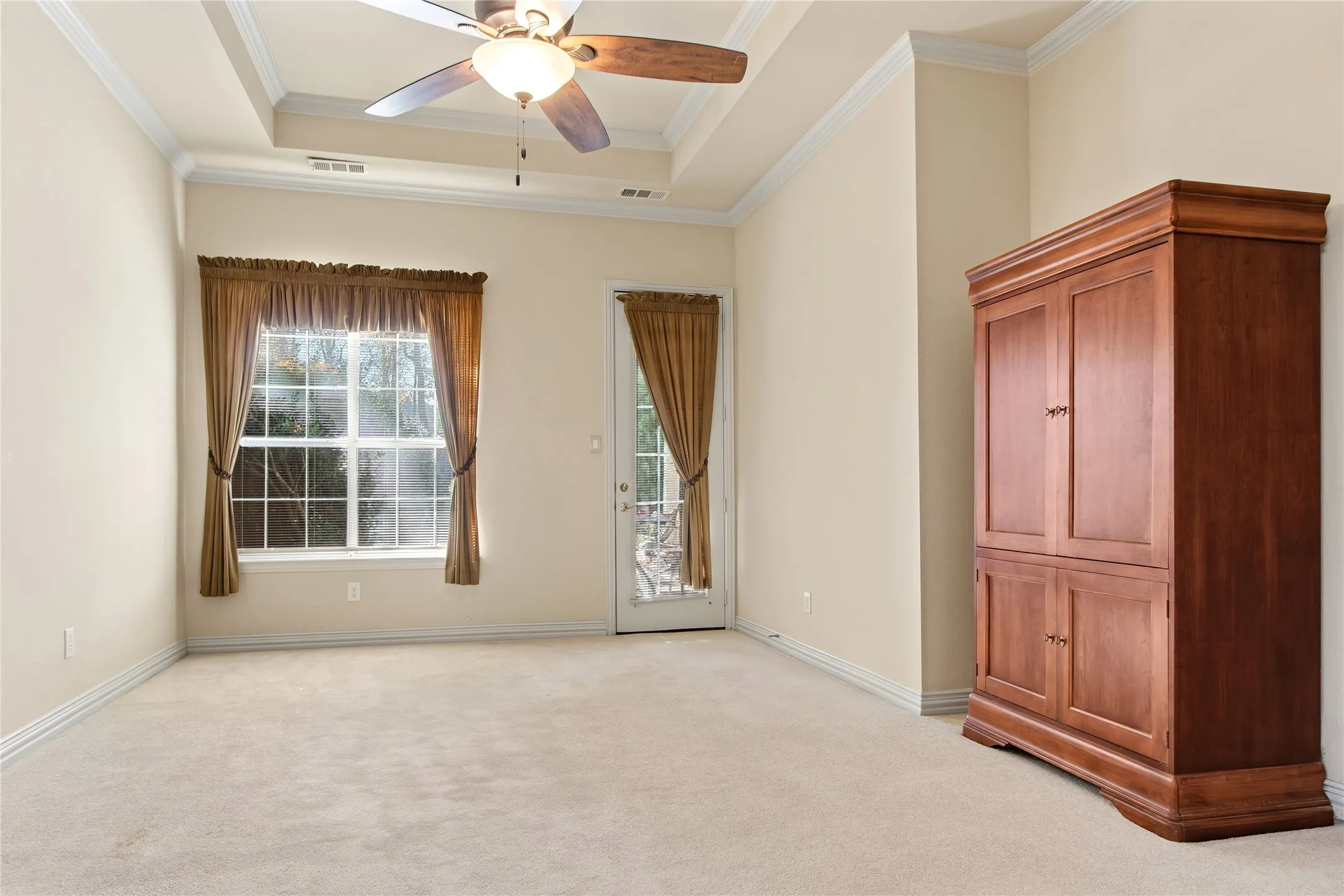 Single Family Residence For Sale in Denton County , 1614 Villa Court, Corinth, Texas 76210, 3 Bedroom, 3 Bathroom, 2 Garage spaces, 2,584 Sqft, built in 2000, mls#21031593, Real Estate Agent in Corinth, Homes For Sale in Denton county, Homes For Sale in Corinth, Realtor in Corinth Texas, Real Estate Brokerage Independent Realty Texas, Luminita Cordes Realtor