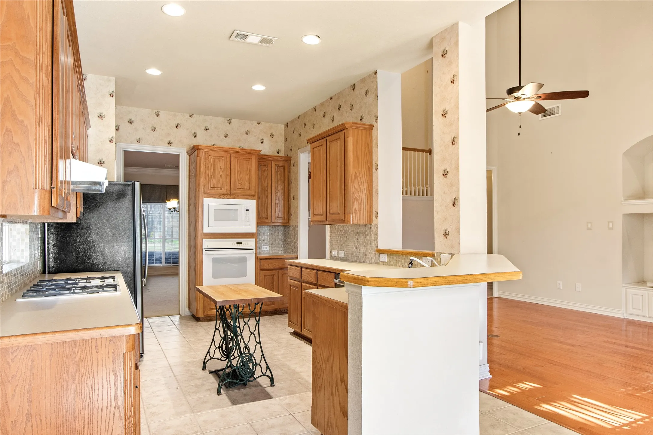 Single Family Residence For Sale in Denton County , 1614 Villa Court, Corinth, Texas 76210, 3 Bedroom, 3 Bathroom, 2 Garage spaces, 2,584 Sqft, built in 2000, mls#21031593, Real Estate Agent in Corinth, Homes For Sale in Denton county, Homes For Sale in Corinth, Realtor in Corinth Texas, Real Estate Brokerage Independent Realty Texas, Luminita Cordes Realtor