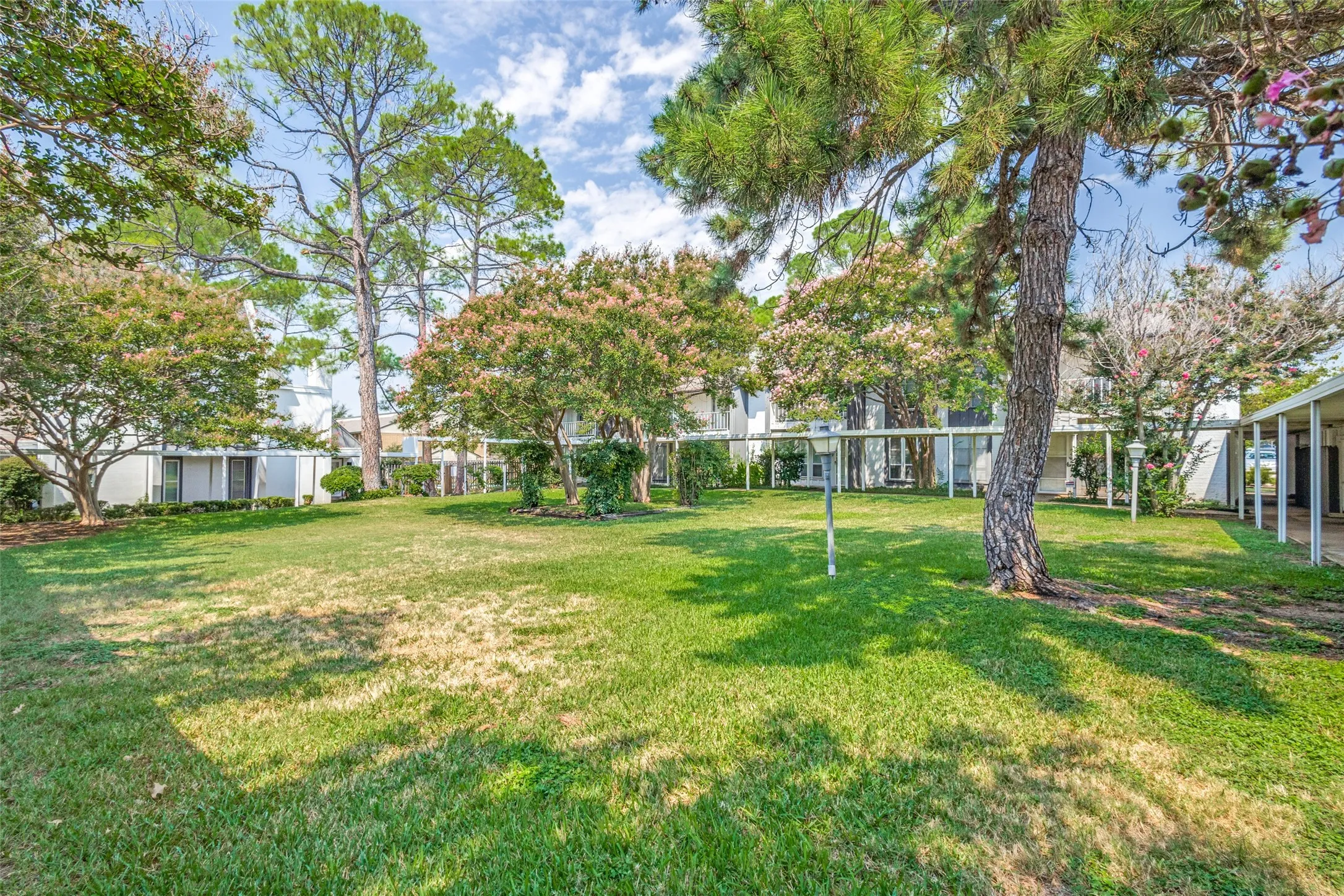 Townhouse For Sale in Denton County , 412 Hollyhill Lane, Denton, Texas 76205, 3 Bedroom, 2 Bathroom, 1 Garage spaces, 1,343 Sqft, built in 1983, Preowned, mls#21029878, Real Estate Agent in Denton, Homes For Sale in Denton county, Homes For Sale in Denton, Realtor in Denton Texas, Real Estate Brokerage Independent Realty Texas, Luminita Cordes Realtor