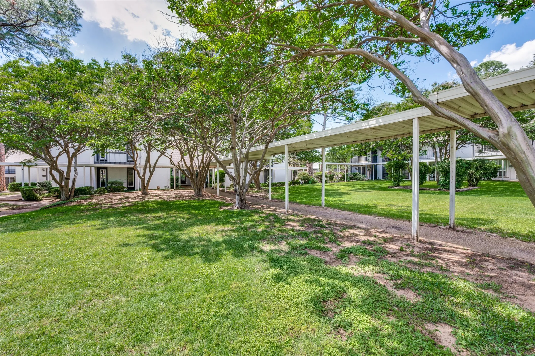 Townhouse For Sale in Denton County , 412 Hollyhill Lane, Denton, Texas 76205, 3 Bedroom, 2 Bathroom, 1 Garage spaces, 1,343 Sqft, built in 1983, Preowned, mls#21029878, Real Estate Agent in Denton, Homes For Sale in Denton county, Homes For Sale in Denton, Realtor in Denton Texas, Real Estate Brokerage Independent Realty Texas, Luminita Cordes Realtor
