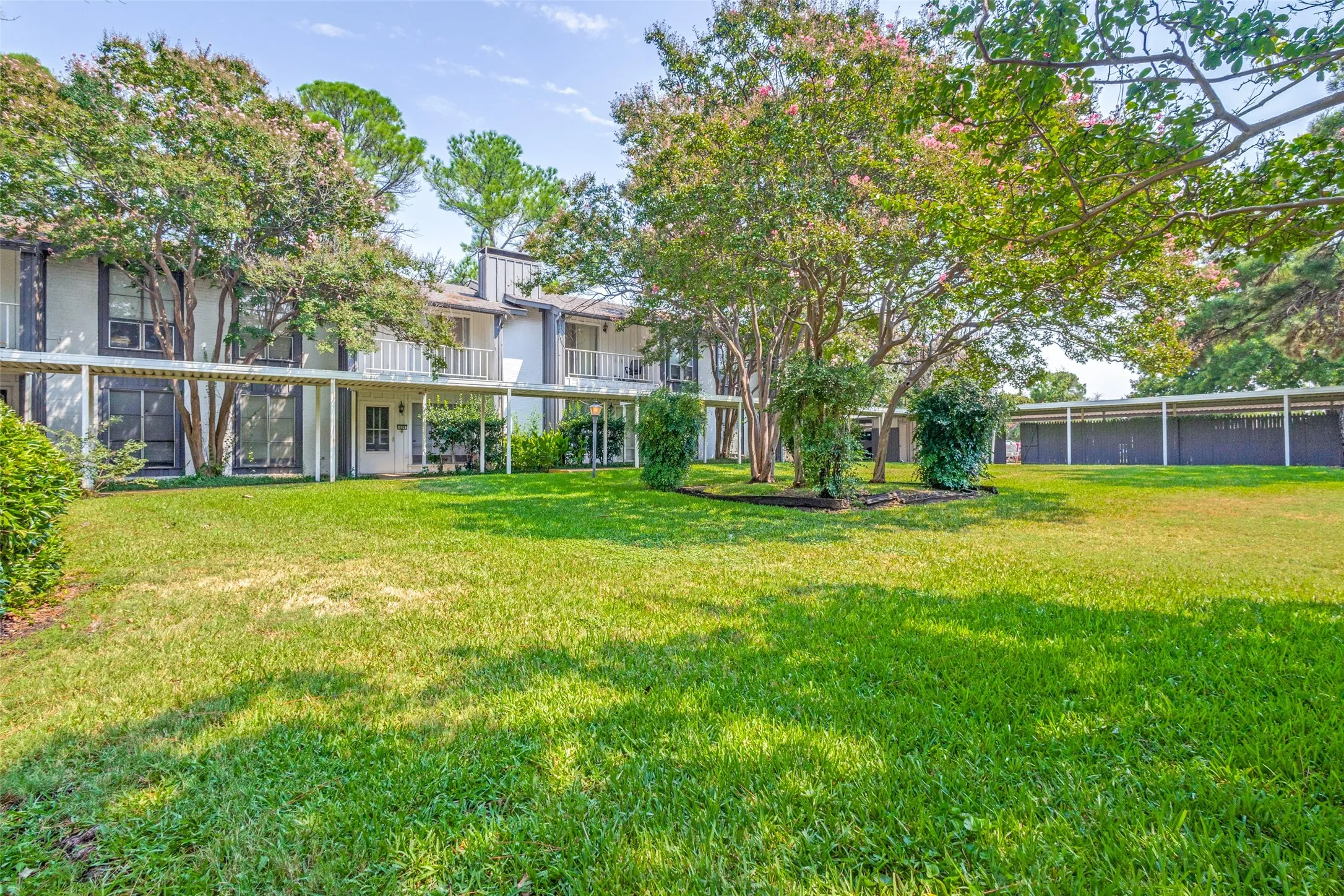 Townhouse For Sale in Denton County , 412 Hollyhill Lane, Denton, Texas 76205, 3 Bedroom, 2 Bathroom, 1 Garage spaces, 1,343 Sqft, built in 1983, Preowned, mls#21029878, Real Estate Agent in Denton, Homes For Sale in Denton county, Homes For Sale in Denton, Realtor in Denton Texas, Real Estate Brokerage Independent Realty Texas, Luminita Cordes Realtor