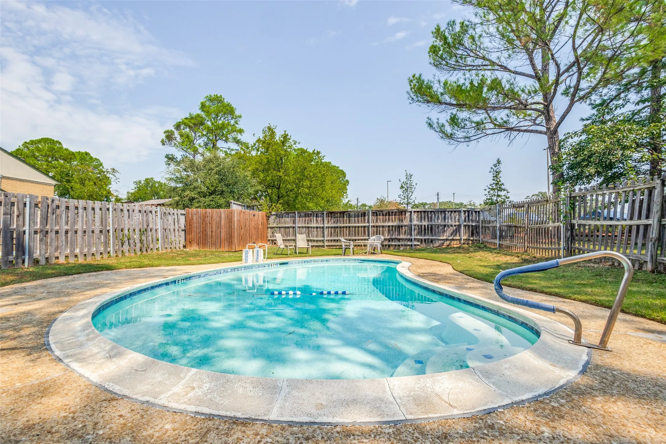 Townhouse For Sale in Denton County , 412 Hollyhill Lane, Denton, Texas 76205, 3 Bedroom, 2 Bathroom, 1 Garage spaces, 1,343 Sqft, built in 1983, Preowned, mls#21029878, Real Estate Agent in Denton, Homes For Sale in Denton county, Homes For Sale in Denton, Realtor in Denton Texas, Real Estate Brokerage Independent Realty Texas, Luminita Cordes Realtor