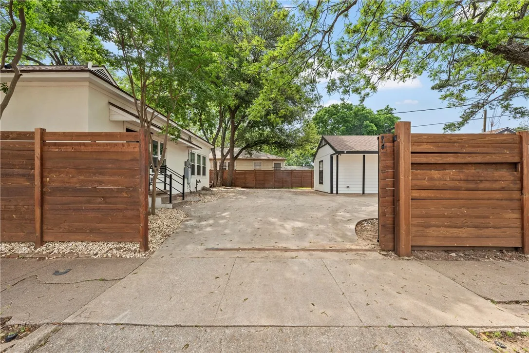 Single Family Residence For Sale in Mc Lennan County , 1801 S 8th Street, Waco, Texas 76706, 5 Bedroom, 5 Bathroom, Garage spaces, 1,855 Sqft, built in 1936, mls#21032620, Real Estate Agent in Waco, Homes For Sale in Mc Lennan county, Homes For Sale in Waco, Realtor in Waco Texas, Real Estate Brokerage Independent Realty Texas, Luminita Cordes Realtor