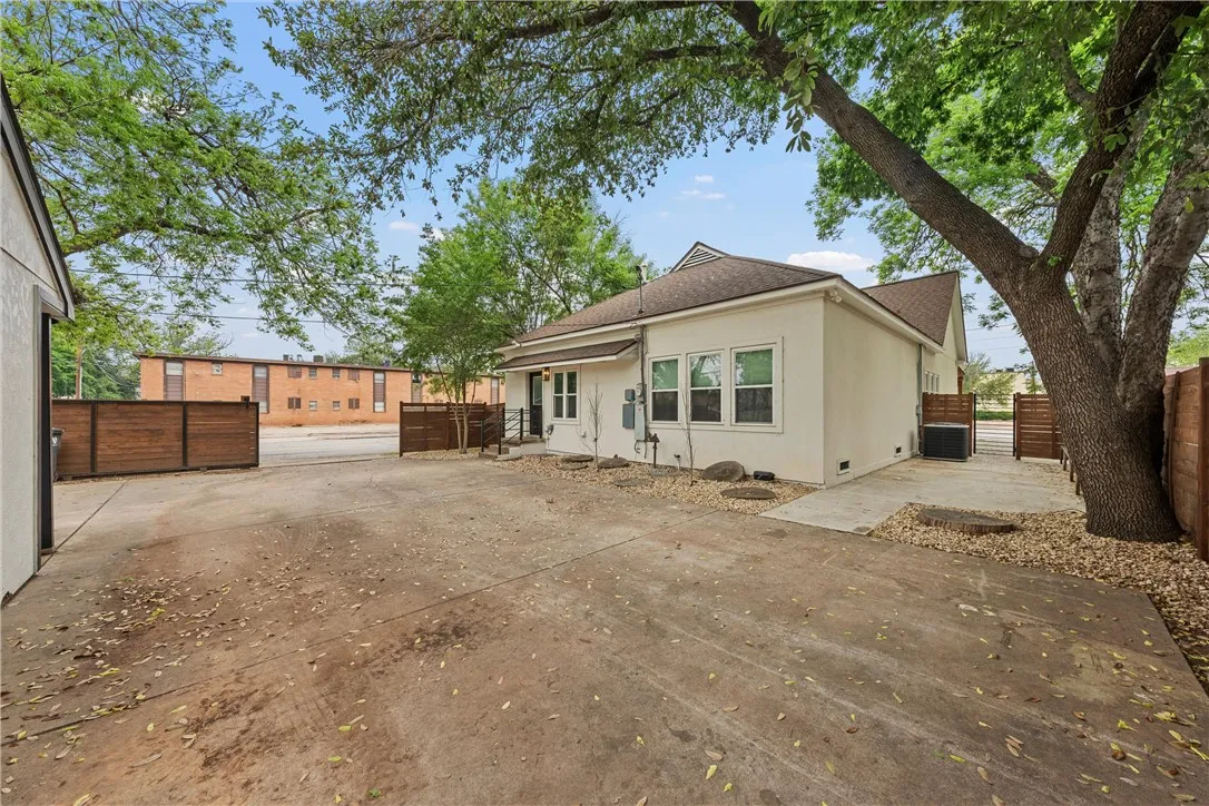 Single Family Residence For Sale in Mc Lennan County , 1801 S 8th Street, Waco, Texas 76706, 5 Bedroom, 5 Bathroom, Garage spaces, 1,855 Sqft, built in 1936, mls#21032620, Real Estate Agent in Waco, Homes For Sale in Mc Lennan county, Homes For Sale in Waco, Realtor in Waco Texas, Real Estate Brokerage Independent Realty Texas, Luminita Cordes Realtor