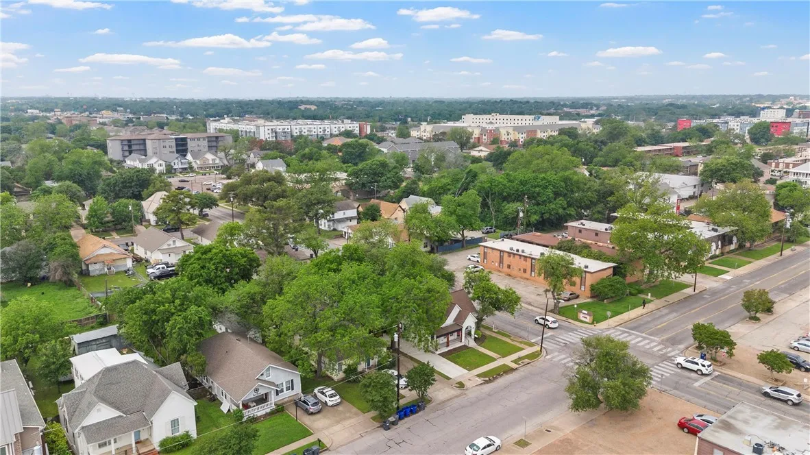 Single Family Residence For Sale in Mc Lennan County , 1801 S 8th Street, Waco, Texas 76706, 5 Bedroom, 5 Bathroom, Garage spaces, 1,855 Sqft, built in 1936, mls#21032620, Real Estate Agent in Waco, Homes For Sale in Mc Lennan county, Homes For Sale in Waco, Realtor in Waco Texas, Real Estate Brokerage Independent Realty Texas, Luminita Cordes Realtor