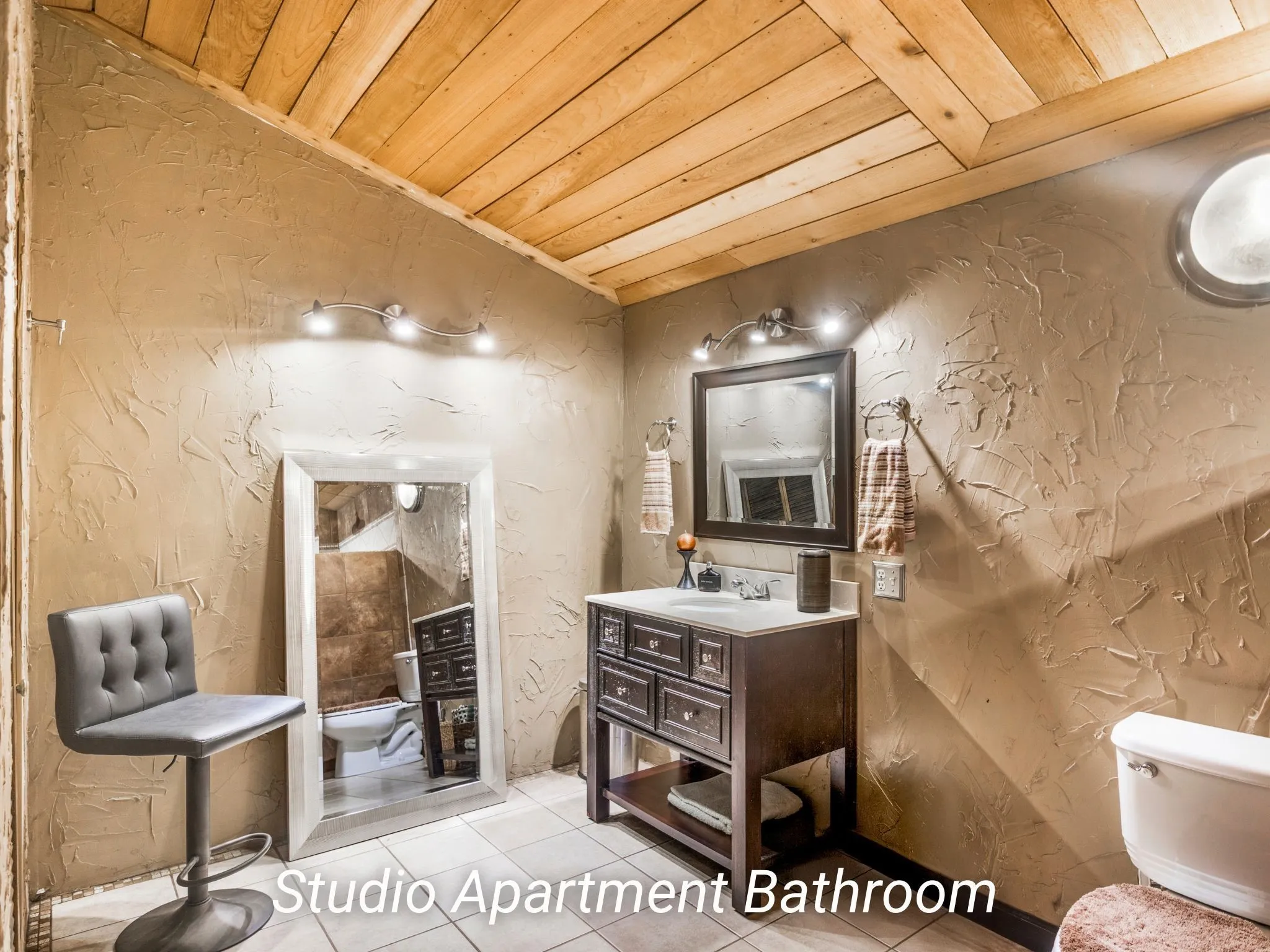 Apartment For Sale in Wood County , 521 Front Street, Hawkins, Texas 75765, 1 Bedroom, 3 Bathroom, Garage spaces, 3,500 Sqft, built in 2011, Preowned, mls#21033604, Real Estate Agent in Hawkins, Homes For Sale in Wood county, Homes For Sale in Hawkins, Realtor in Hawkins Texas, Real Estate Brokerage Independent Realty Texas, Luminita Cordes Realtor