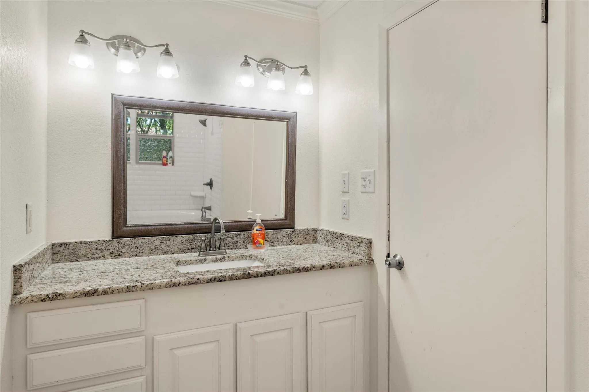 Single Family Residence For Sale in Navarro County , 2569 Fm-55, Barry, Texas 75102, 4 Bedrooms, 2 Bathrooms, Garage spaces, 2,316 Sqft, built in 1982, Preowned, Price $425,000, mls#21033898, Real Estate Agent in Barry, Homes For Sale in Navarro county, Homes For Sale in Barry, Realtor in Barry Texas, Real Estate Brokerage Independent Realty Texas, Luminita Cordes Realtor