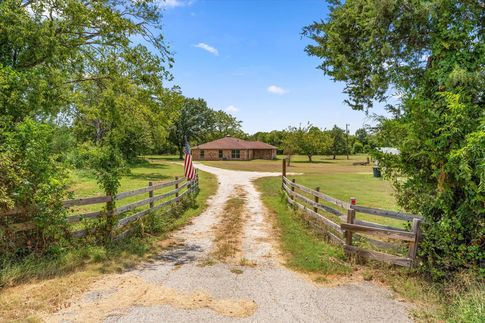 Single Family Residence For Sale in Navarro County , 2569 Fm-55, Barry, Texas 75102, 4 Bedrooms, 2 Bathrooms, Garage spaces, 2,316 Sqft, built in 1982, Preowned, Price $425,000, mls#21033898, Real Estate Agent in Barry, Homes For Sale in Navarro county, Homes For Sale in Barry, Realtor in Barry Texas, Real Estate Brokerage Independent Realty Texas, Luminita Cordes Realtor