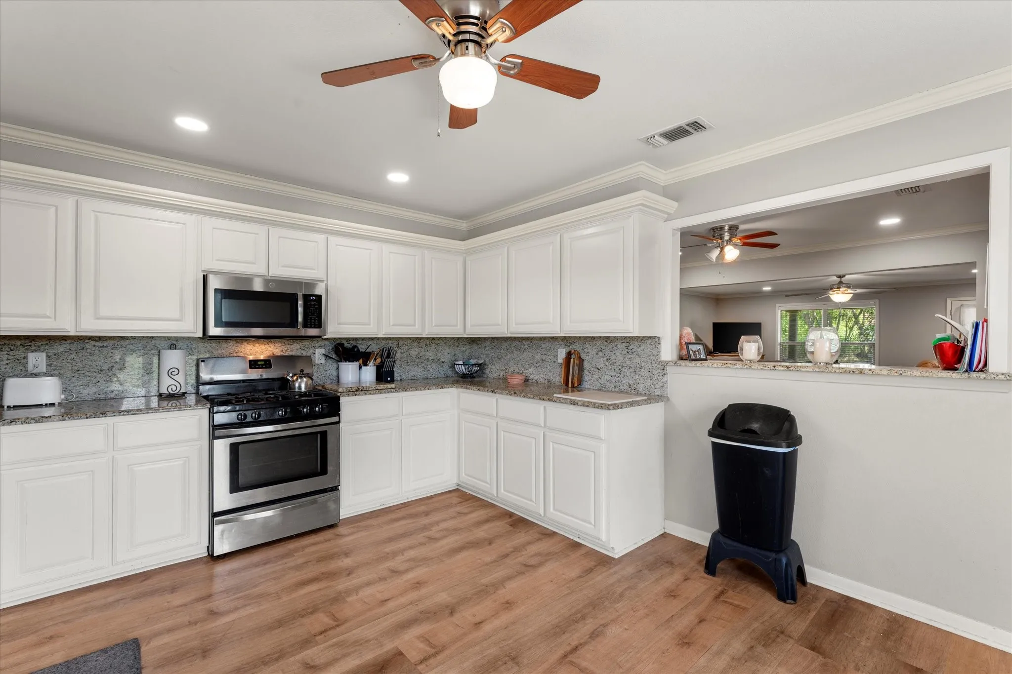 Single Family Residence For Sale in Navarro County , 2569 Fm-55, Barry, Texas 75102, 4 Bedrooms, 2 Bathrooms, Garage spaces, 2,316 Sqft, built in 1982, Preowned, Price $425,000, mls#21033898, Real Estate Agent in Barry, Homes For Sale in Navarro county, Homes For Sale in Barry, Realtor in Barry Texas, Real Estate Brokerage Independent Realty Texas, Luminita Cordes Realtor