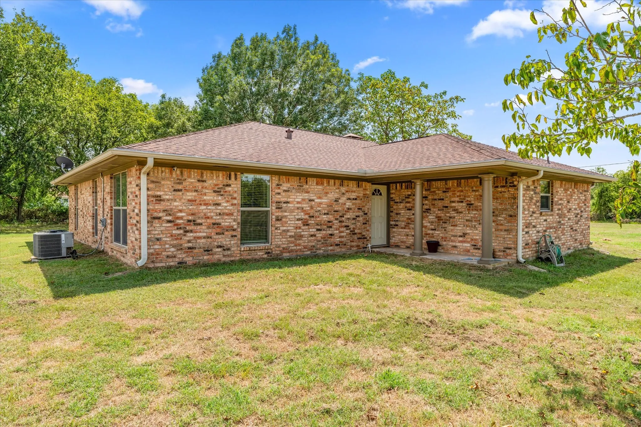 Single Family Residence For Sale in Navarro County , 2569 Fm-55, Barry, Texas 75102, 4 Bedrooms, 2 Bathrooms, Garage spaces, 2,316 Sqft, built in 1982, Preowned, Price $425,000, mls#21033898, Real Estate Agent in Barry, Homes For Sale in Navarro county, Homes For Sale in Barry, Realtor in Barry Texas, Real Estate Brokerage Independent Realty Texas, Luminita Cordes Realtor
