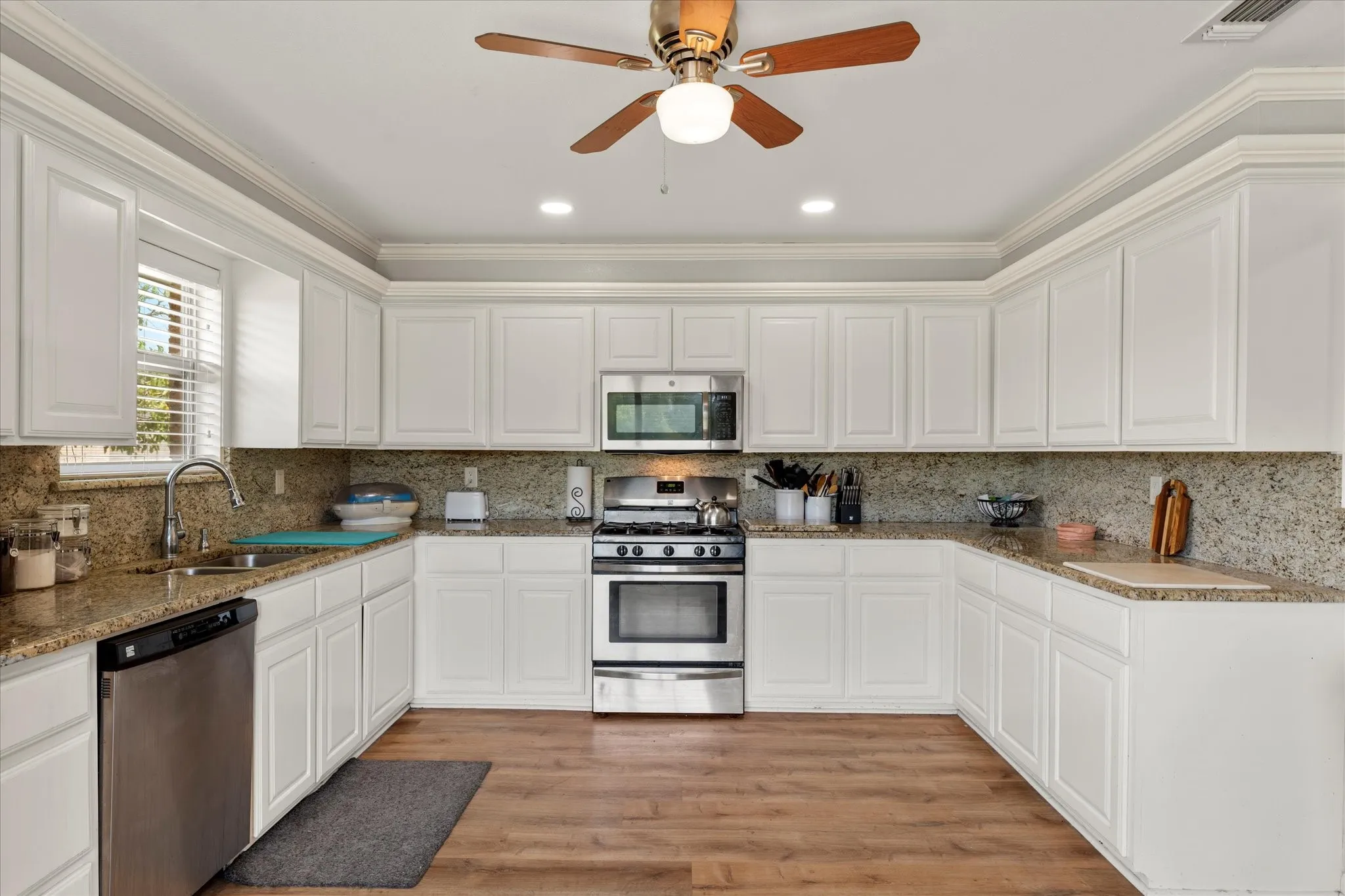 Single Family Residence For Sale in Navarro County , 2569 Fm-55, Barry, Texas 75102, 4 Bedrooms, 2 Bathrooms, Garage spaces, 2,316 Sqft, built in 1982, Preowned, Price $425,000, mls#21033898, Real Estate Agent in Barry, Homes For Sale in Navarro county, Homes For Sale in Barry, Realtor in Barry Texas, Real Estate Brokerage Independent Realty Texas, Luminita Cordes Realtor