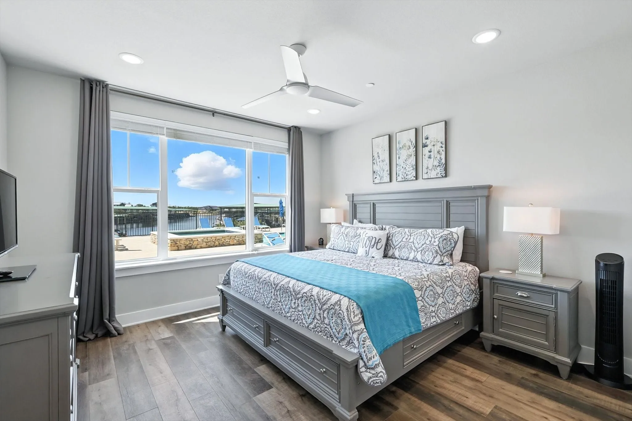 King bed with ensuite bathroom