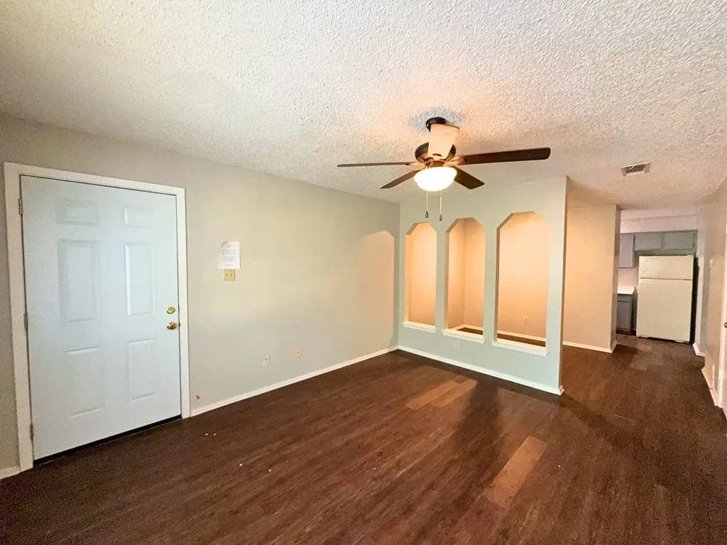 Apartment For Rent in Denton County , 219 Fry Street 12, Denton, Texas 76201, 2 Bedroom, 1 Bathroom, Garage spaces, 885 Sqft, built in 1980, Preowned, mls#21034102, Real Estate Agent in Denton, Homes For Rent in Denton county, Homes For Rent in Denton, Realtor in Denton Texas, Real Estate Brokerage Independent Realty Texas, Luminita Cordes Realtor