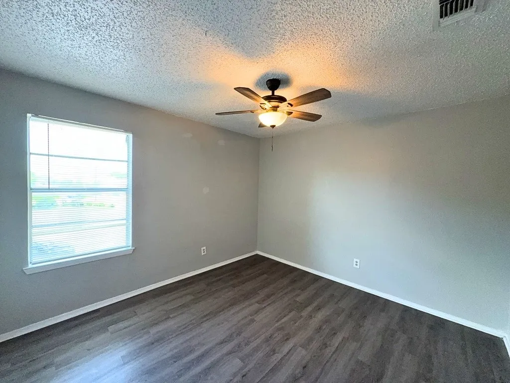 Apartment For Rent in Denton County , 219 Fry Street 12, Denton, Texas 76201, 2 Bedroom, 1 Bathroom, Garage spaces, 885 Sqft, built in 1980, Preowned, mls#21034102, Real Estate Agent in Denton, Homes For Rent in Denton county, Homes For Rent in Denton, Realtor in Denton Texas, Real Estate Brokerage Independent Realty Texas, Luminita Cordes Realtor