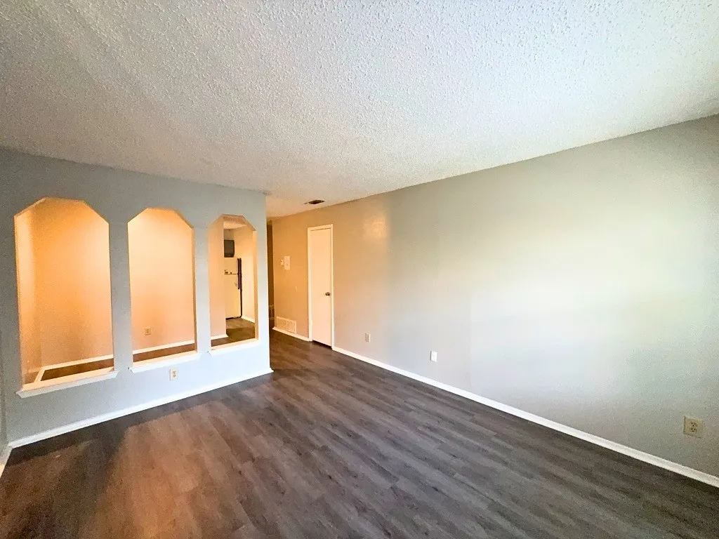 Apartment For Rent in Denton County , 219 Fry Street 6, Denton, Texas 76201, 2 Bedroom, 1 Bathroom, Garage spaces, 885 Sqft, built in 1980, Preowned, mls#21034573, Real Estate Agent in Denton, Homes For Rent in Denton county, Homes For Rent in Denton, Realtor in Denton Texas, Real Estate Brokerage Independent Realty Texas, Luminita Cordes Realtor
