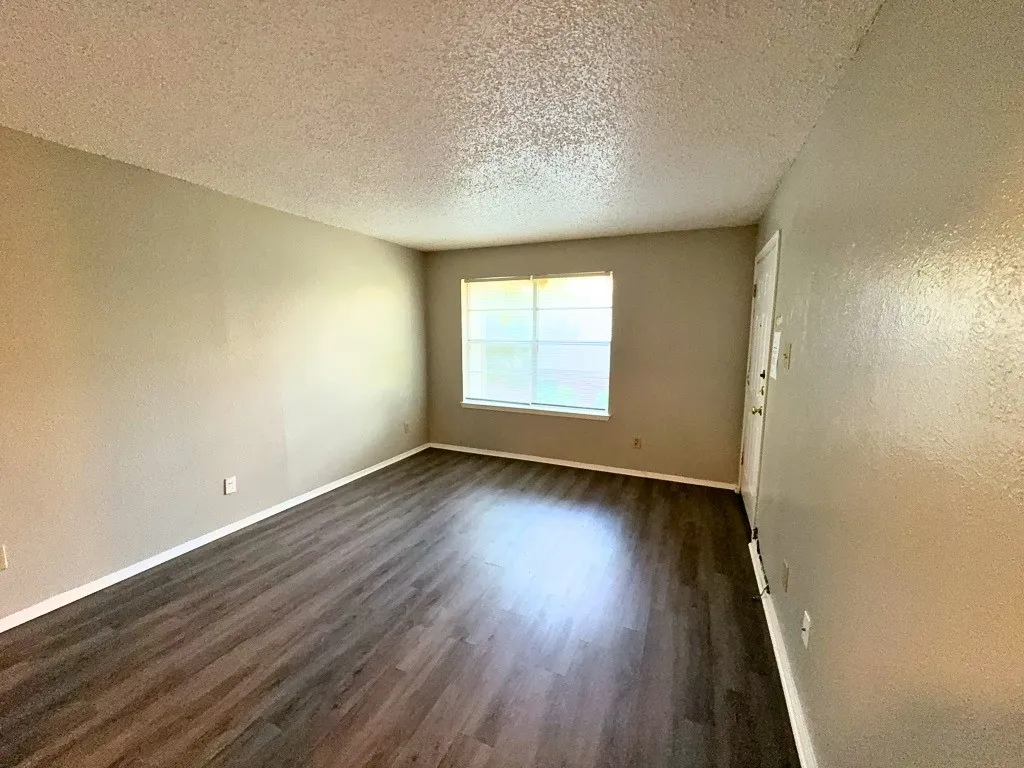 Apartment For Rent in Denton County , 219 Fry Street 6, Denton, Texas 76201, 2 Bedroom, 1 Bathroom, Garage spaces, 885 Sqft, built in 1980, Preowned, mls#21034573, Real Estate Agent in Denton, Homes For Rent in Denton county, Homes For Rent in Denton, Realtor in Denton Texas, Real Estate Brokerage Independent Realty Texas, Luminita Cordes Realtor