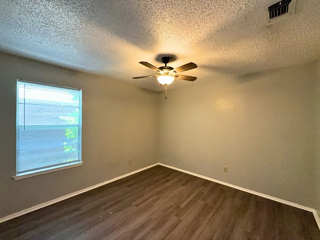 Apartment For Rent in Denton County , 219 Fry Street 6, Denton, Texas 76201, 2 Bedroom, 1 Bathroom, Garage spaces, 885 Sqft, built in 1980, Preowned, mls#21034573, Real Estate Agent in Denton, Homes For Rent in Denton county, Homes For Rent in Denton, Realtor in Denton Texas, Real Estate Brokerage Independent Realty Texas, Luminita Cordes Realtor
