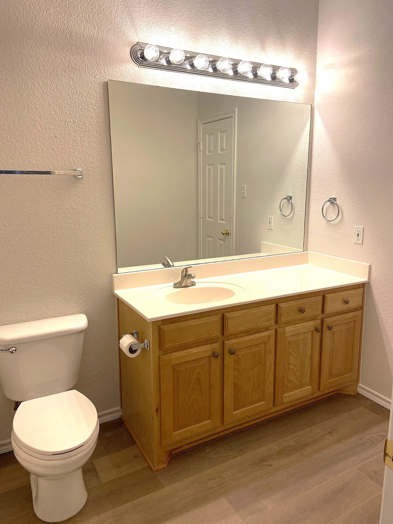 Guest bathroom.