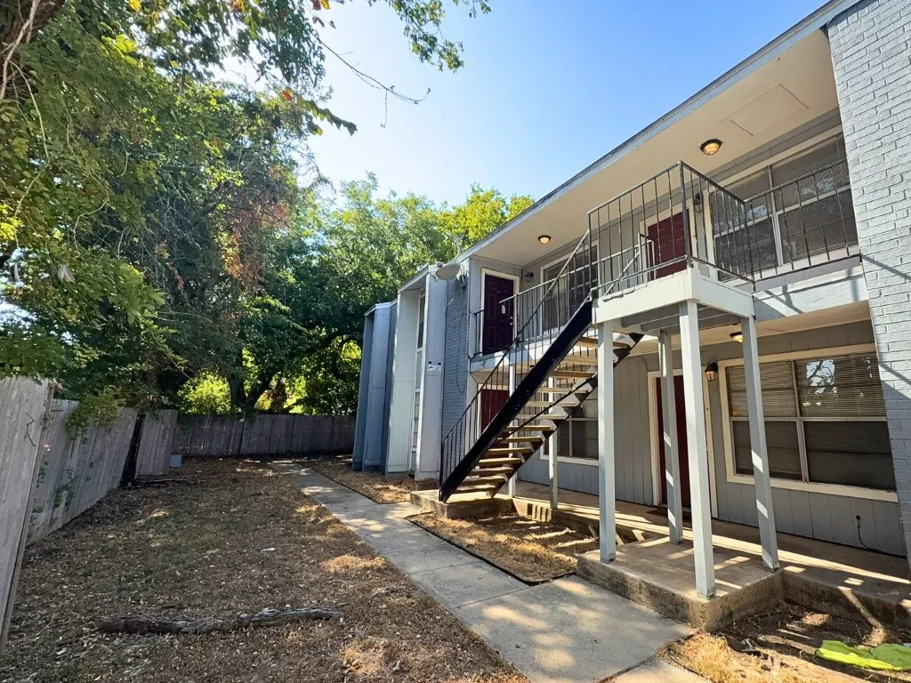 Apartment For Rent in Denton County , 219 Fry Street 7, Denton, Texas 76201, 2 Bedroom, 1 Bathroom, Garage spaces, 885 Sqft, built in 1980, Preowned, mls#21035032, Real Estate Agent in Denton, Homes For Rent in Denton county, Homes For Rent in Denton, Realtor in Denton Texas, Real Estate Brokerage Independent Realty Texas, Luminita Cordes Realtor