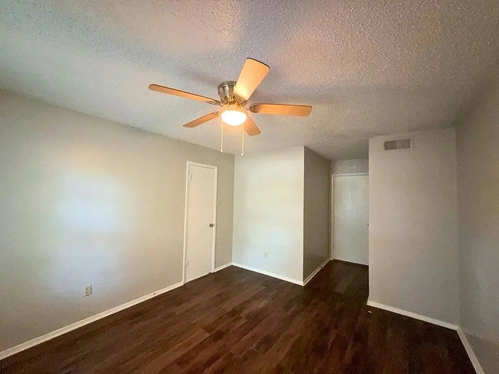 Apartment For Rent in Denton County , 219 Fry Street 7, Denton, Texas 76201, 2 Bedroom, 1 Bathroom, Garage spaces, 885 Sqft, built in 1980, Preowned, mls#21035032, Real Estate Agent in Denton, Homes For Rent in Denton county, Homes For Rent in Denton, Realtor in Denton Texas, Real Estate Brokerage Independent Realty Texas, Luminita Cordes Realtor