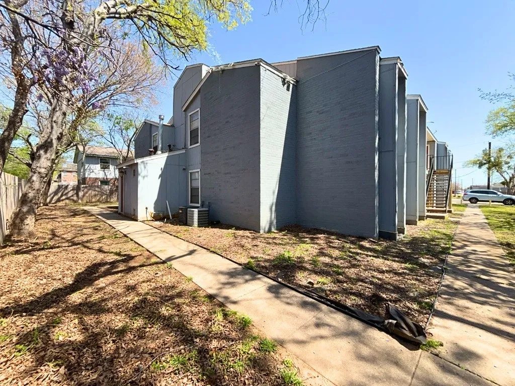 Apartment For Rent in Denton County , 219 Fry Street 7, Denton, Texas 76201, 2 Bedroom, 1 Bathroom, Garage spaces, 885 Sqft, built in 1980, Preowned, mls#21035032, Real Estate Agent in Denton, Homes For Rent in Denton county, Homes For Rent in Denton, Realtor in Denton Texas, Real Estate Brokerage Independent Realty Texas, Luminita Cordes Realtor
