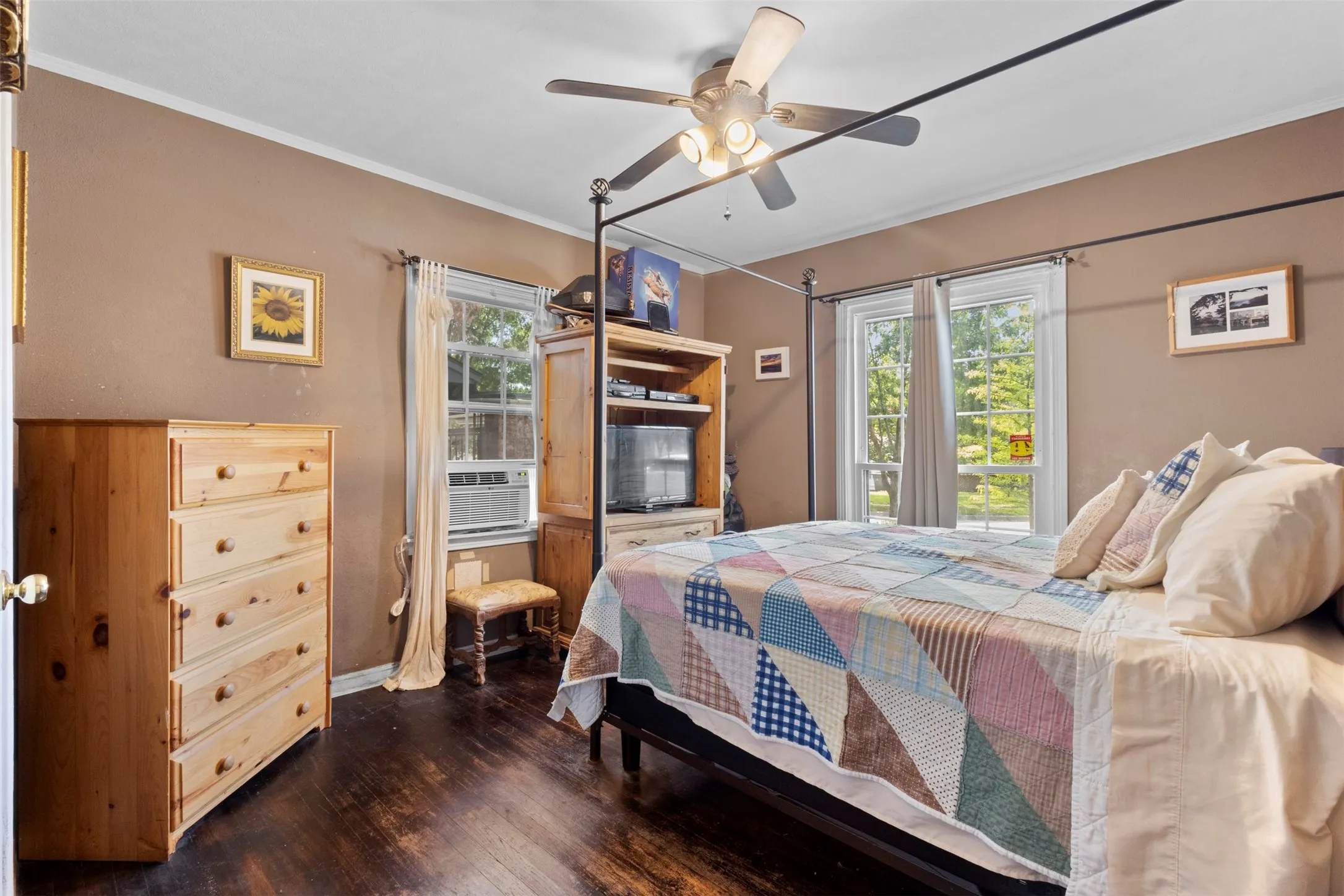 Single Family Residence For Sale in Dallas County , 1703 Brandon Street, Dallas, Texas 75208, 2 Bedroom, 1 Bathroom, 1 Garage spaces, 786 Sqft, built in 1948, Preowned, mls#21021678, Real Estate Agent in Dallas, Homes For Sale in Dallas county, Homes For Sale in Dallas, Realtor in Dallas Texas, Real Estate Brokerage Independent Realty Texas, Luminita Cordes Realtor