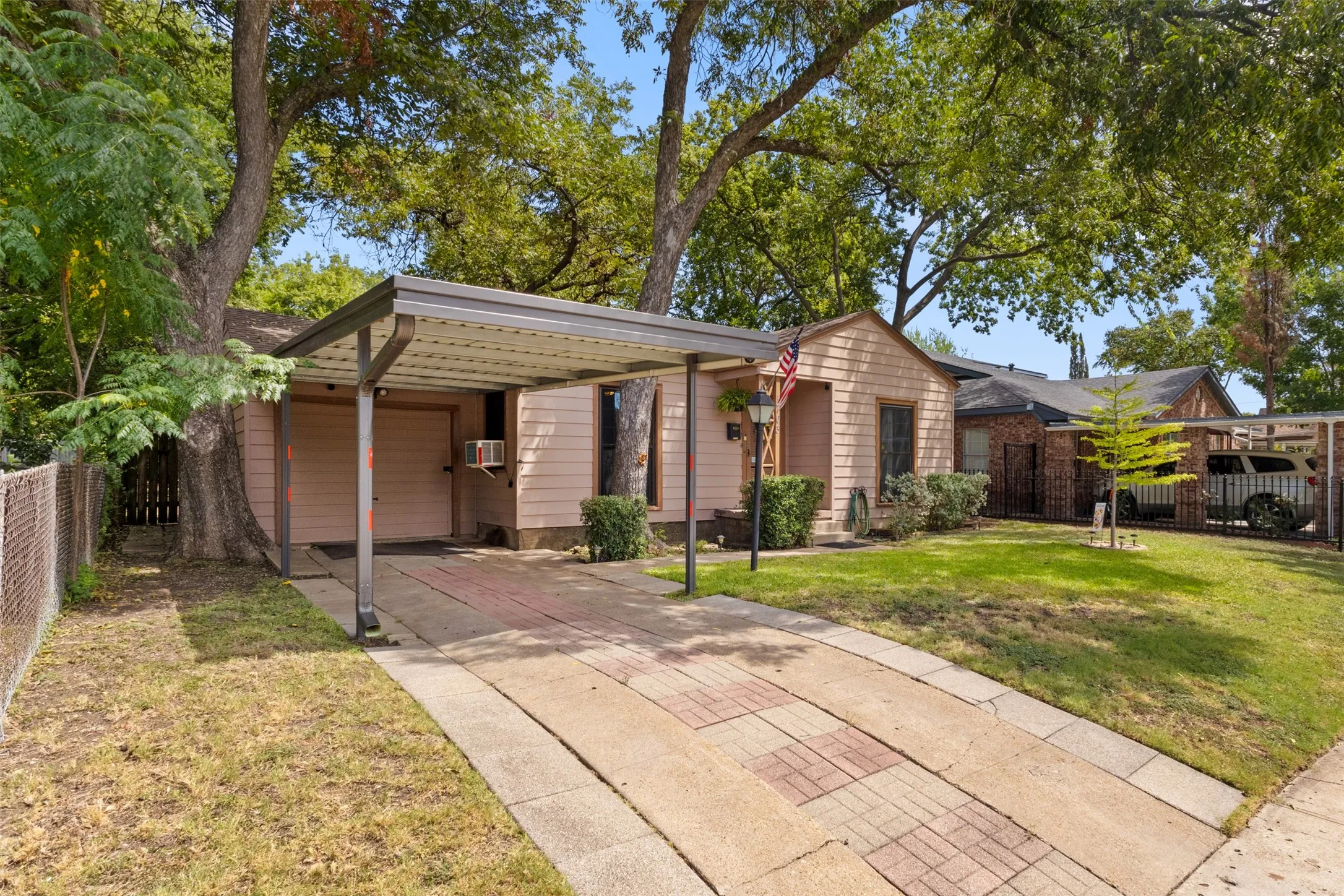 Single Family Residence For Sale in Dallas County , 1703 Brandon Street, Dallas, Texas 75208, 2 Bedroom, 1 Bathroom, 1 Garage spaces, 786 Sqft, built in 1948, Preowned, mls#21021678, Real Estate Agent in Dallas, Homes For Sale in Dallas county, Homes For Sale in Dallas, Realtor in Dallas Texas, Real Estate Brokerage Independent Realty Texas, Luminita Cordes Realtor