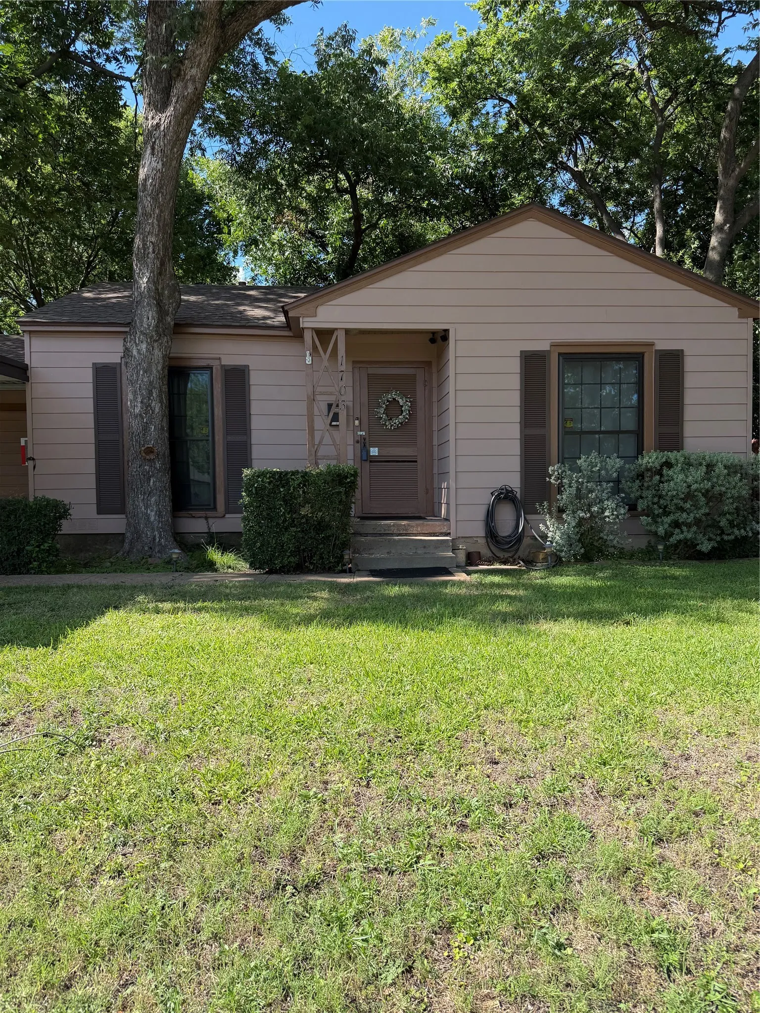 Single Family Residence For Sale in Dallas County , 1703 Brandon Street, Dallas, Texas 75208, 2 Bedroom, 1 Bathroom, 1 Garage spaces, 786 Sqft, built in 1948, Preowned, mls#21021678, Real Estate Agent in Dallas, Homes For Sale in Dallas county, Homes For Sale in Dallas, Realtor in Dallas Texas, Real Estate Brokerage Independent Realty Texas, Luminita Cordes Realtor