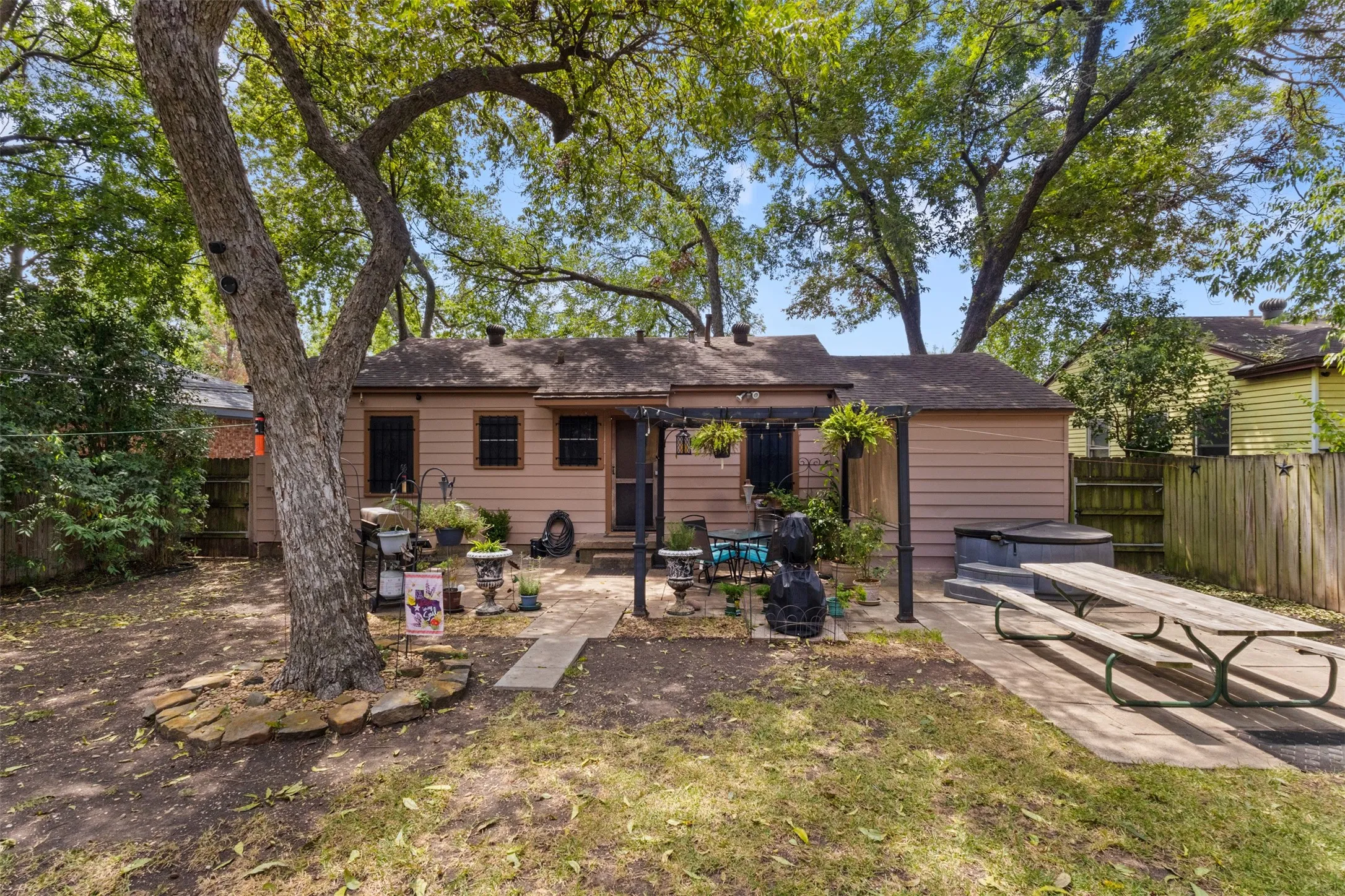 Single Family Residence For Sale in Dallas County , 1703 Brandon Street, Dallas, Texas 75208, 2 Bedroom, 1 Bathroom, 1 Garage spaces, 786 Sqft, built in 1948, Preowned, mls#21021678, Real Estate Agent in Dallas, Homes For Sale in Dallas county, Homes For Sale in Dallas, Realtor in Dallas Texas, Real Estate Brokerage Independent Realty Texas, Luminita Cordes Realtor