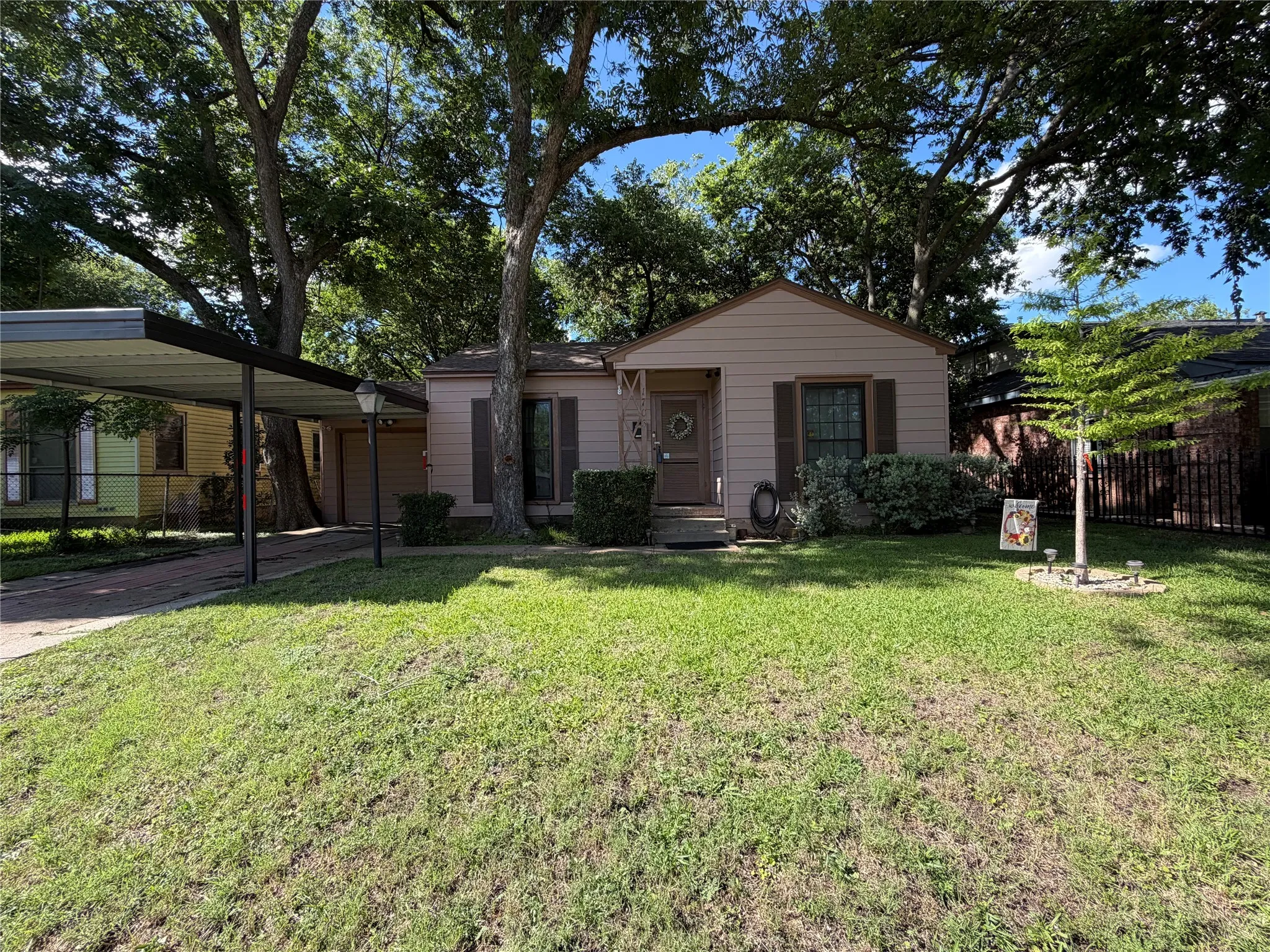 Single Family Residence For Sale in Dallas County , 1703 Brandon Street, Dallas, Texas 75208, 2 Bedroom, 1 Bathroom, 1 Garage spaces, 786 Sqft, built in 1948, Preowned, mls#21021678, Real Estate Agent in Dallas, Homes For Sale in Dallas county, Homes For Sale in Dallas, Realtor in Dallas Texas, Real Estate Brokerage Independent Realty Texas, Luminita Cordes Realtor
