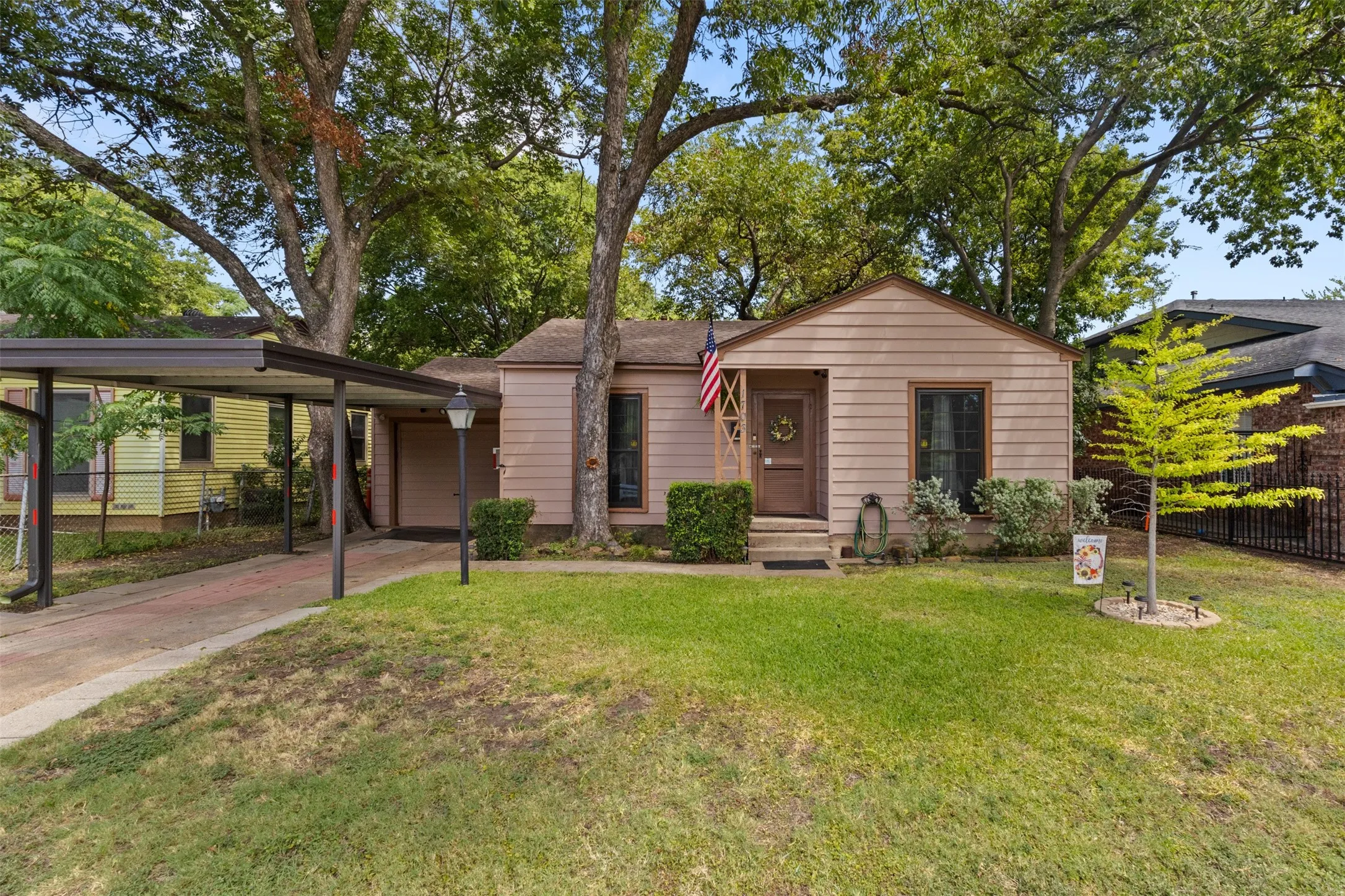 Single Family Residence For Sale in Dallas County , 1703 Brandon Street, Dallas, Texas 75208, 2 Bedroom, 1 Bathroom, 1 Garage spaces, 786 Sqft, built in 1948, Preowned, mls#21021678, Real Estate Agent in Dallas, Homes For Sale in Dallas county, Homes For Sale in Dallas, Realtor in Dallas Texas, Real Estate Brokerage Independent Realty Texas, Luminita Cordes Realtor